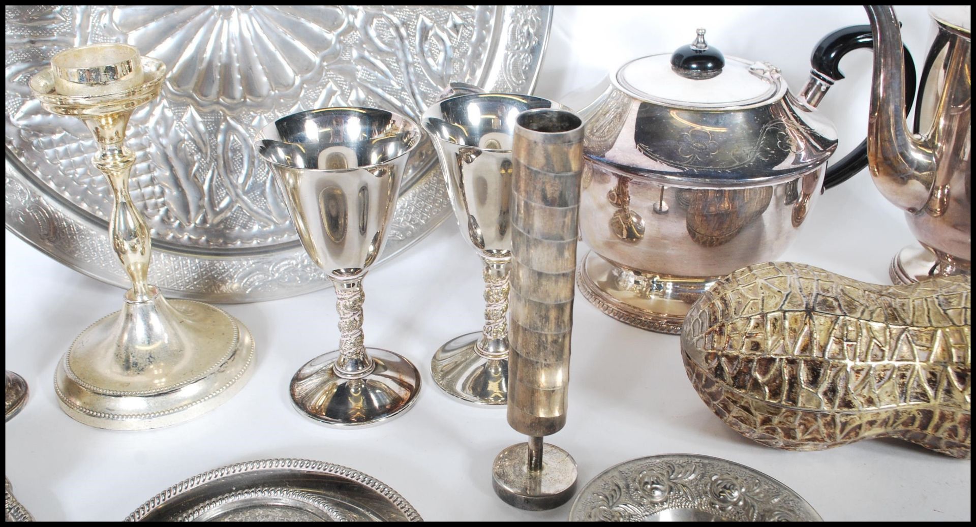 A large collection of silver plate to include salvers, candelabra, teapot, coffee pot. peanut - Bild 6 aus 8