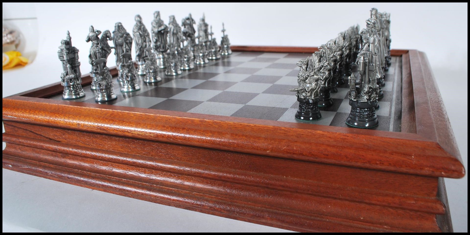 A Danbury Mint collectors pewter ' Camelot ' King Arthur / Excalibur chess set complete within the - Bild 3 aus 8