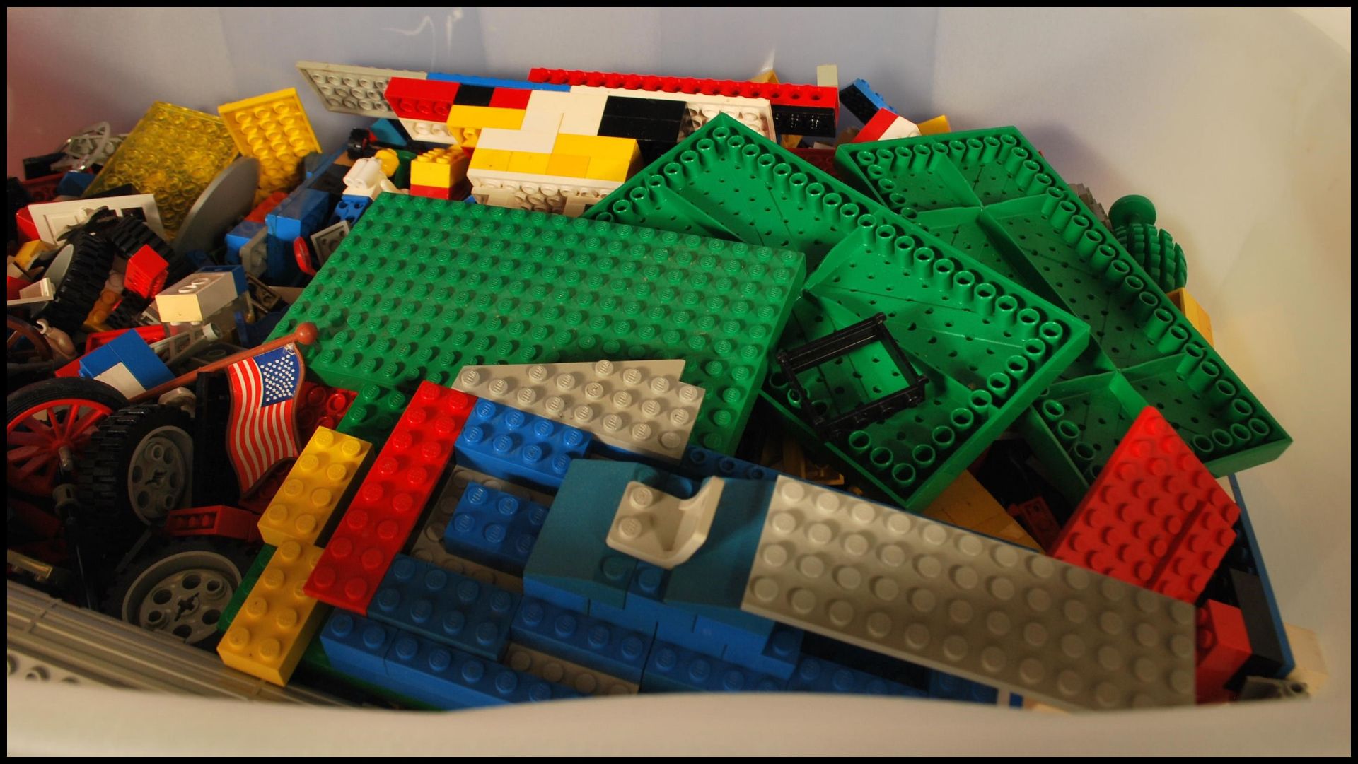 A collection of Circa 1970's / 1980's loose lego pieces, including bricks, plates, trees, wheels, - Bild 4 aus 5