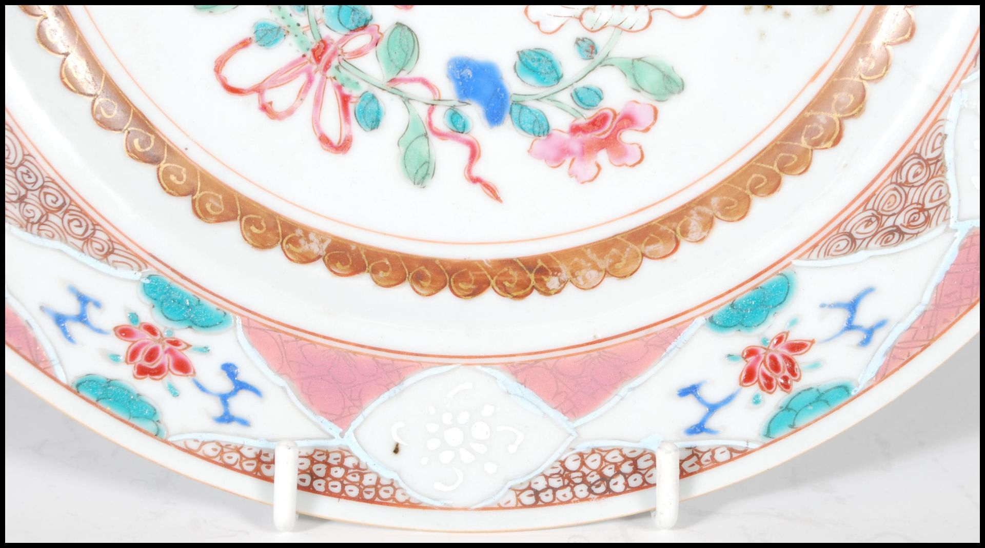 An 18th Century Chinese famille rose porcelain plate having hand painted central cartouche panel - Image 4 of 8