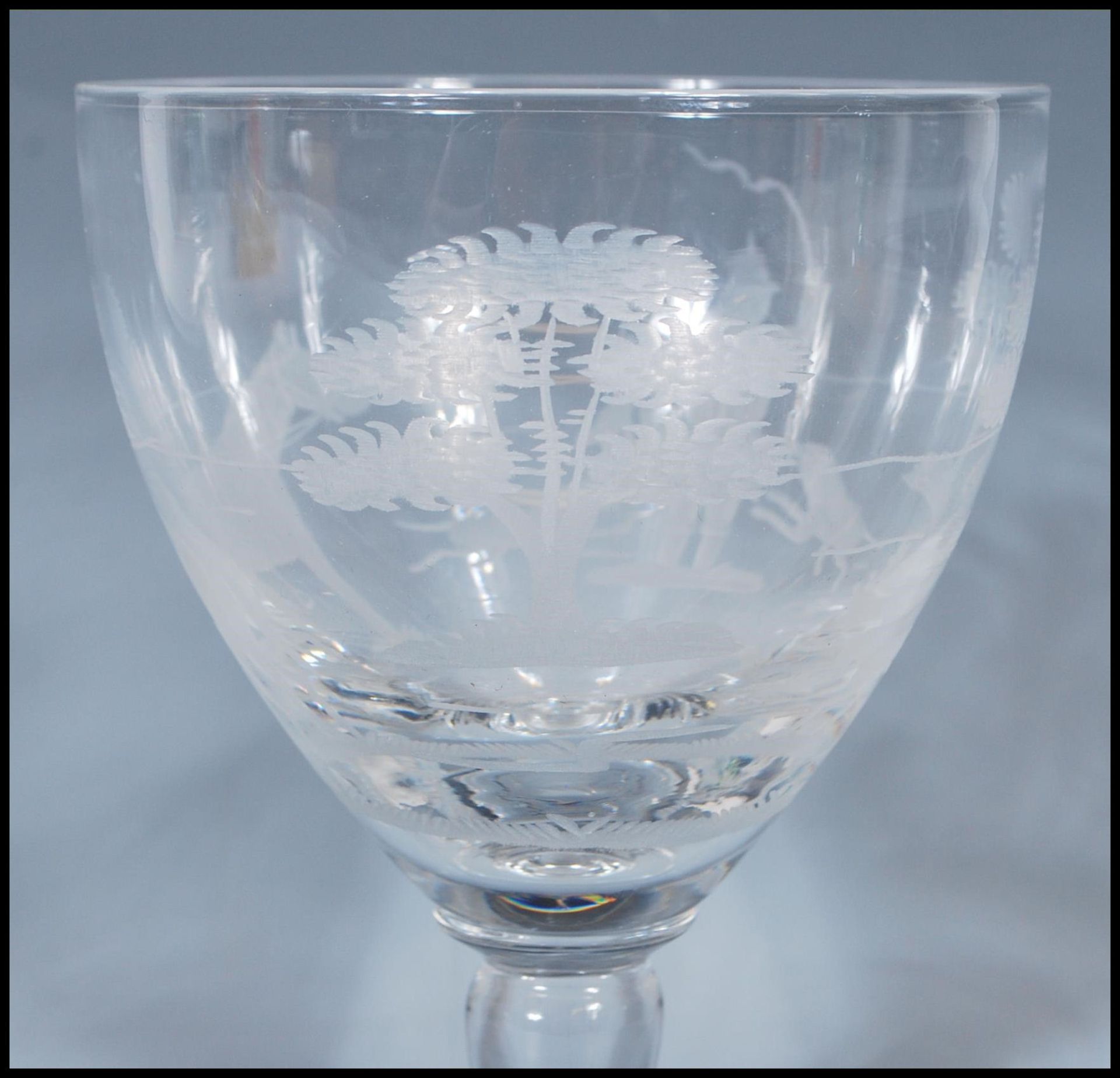 Hunting interest- A large 19th Century Victorian glass goblet having engraved hunting scenes - Bild 4 aus 7