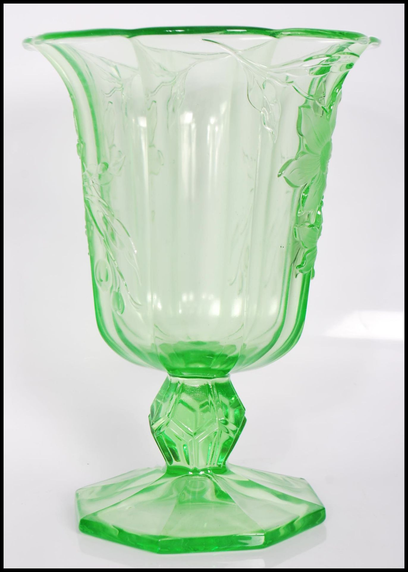 An early 20th Century Art Deco pressed green glass footed vase of octagonal form having raised - Bild 2 aus 7