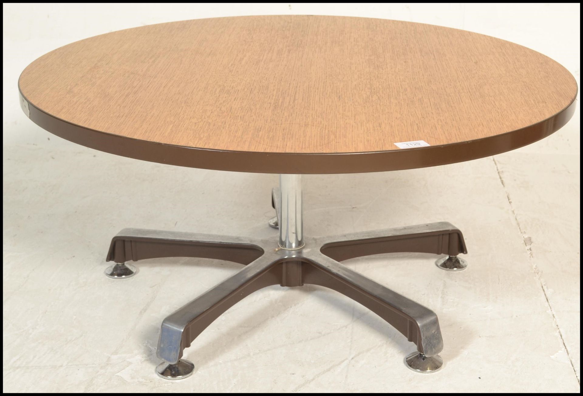 A retro 20th Century oak topped round coffee table raised on a single metal pedestal, supported by - Bild 2 aus 5