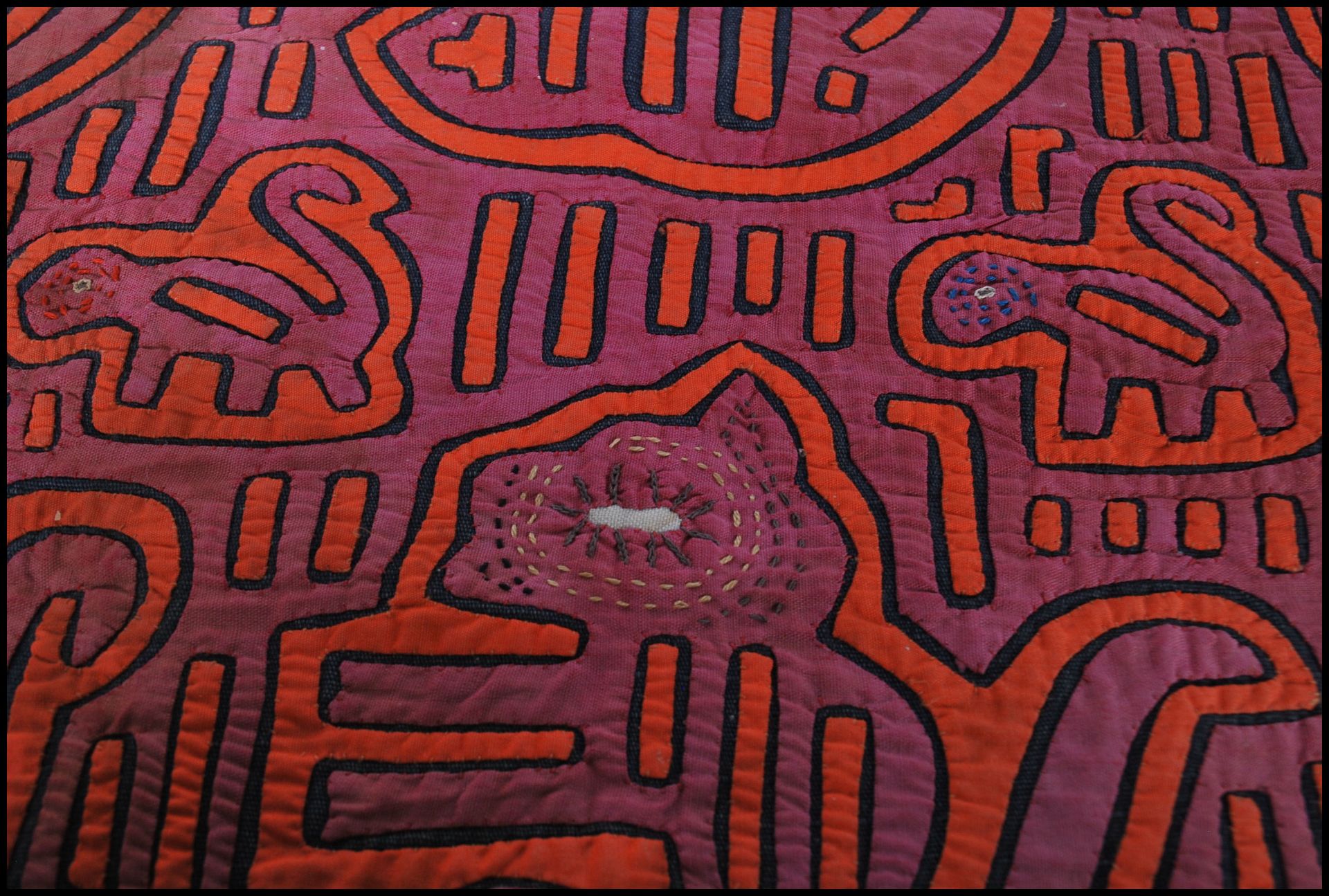 A 20th Century Panamanian Kuna Indian tribal mola fabric panel constructed from layers of - Bild 4 aus 7