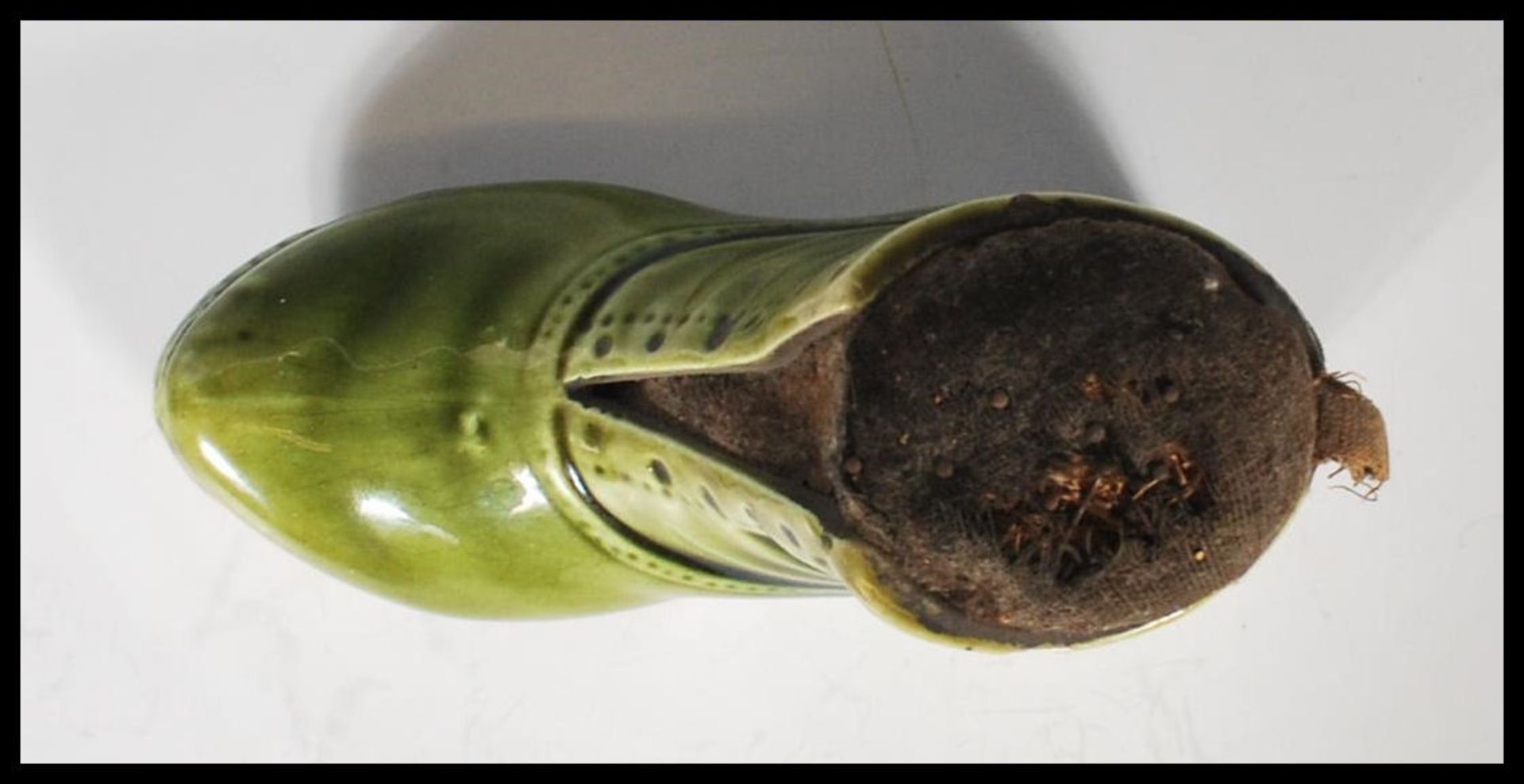 A 19th Century Victorian ceramic pin cushion in the form of boot having a green glaze with a straw - Bild 6 aus 7