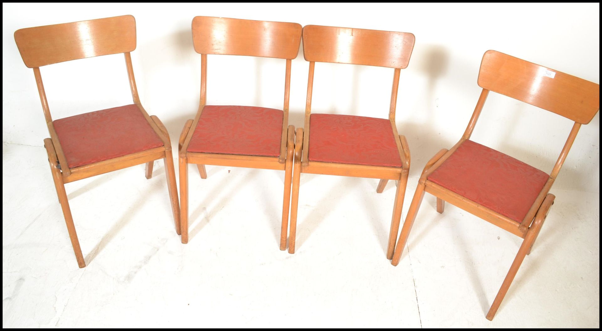 A set of 4 mid century stacking dining chairs in the manner of Ben Chairs. Beechwood bentwood a- - Bild 2 aus 6