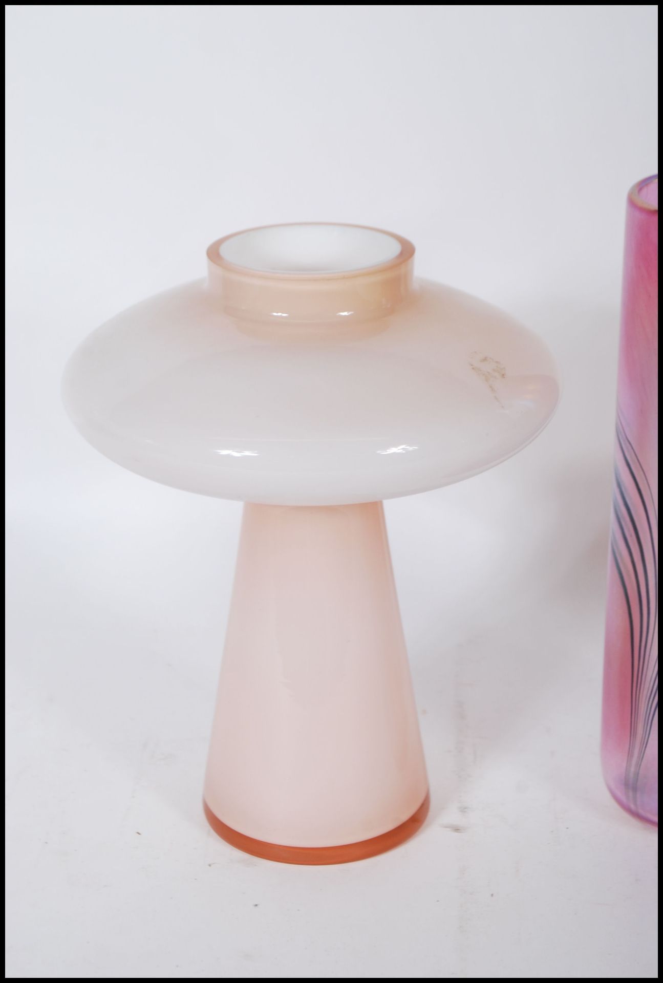 A selection of 20th Century vintage retro studio glass to include two pink iridescent vases in the - Bild 2 aus 5