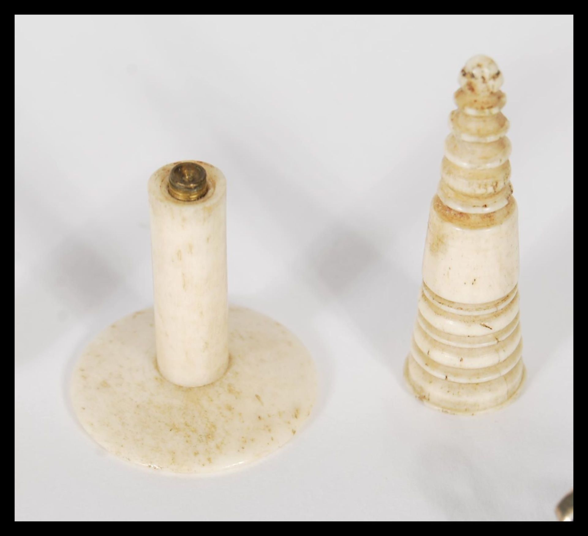 A collection of Victorian 19th Century Ivory items to include chess piece, thimble, thread holder - Bild 3 aus 5