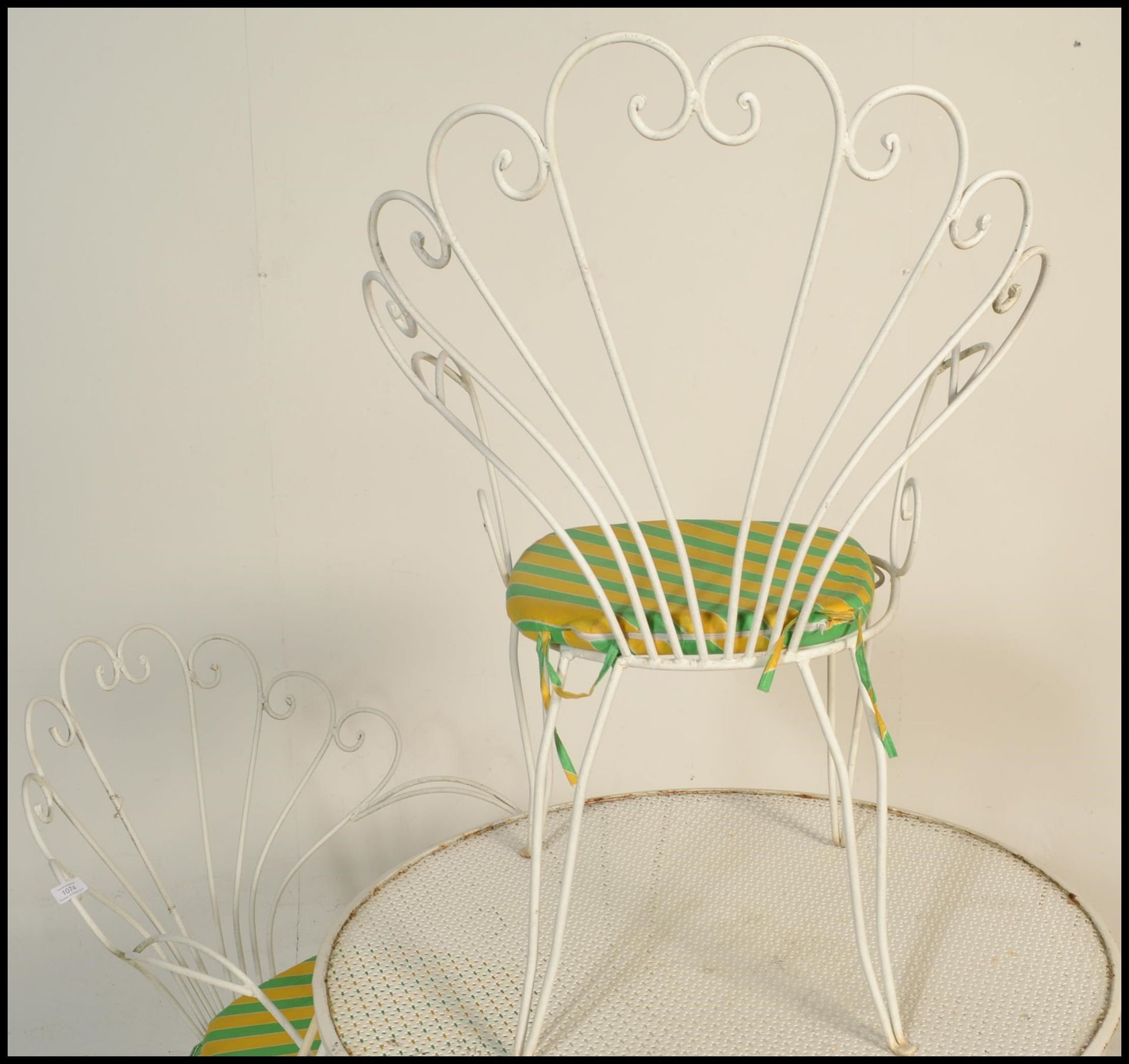 A 20th Century metal garden table and two chairs, the chairs having scroll fan backrests raised on - Bild 8 aus 11