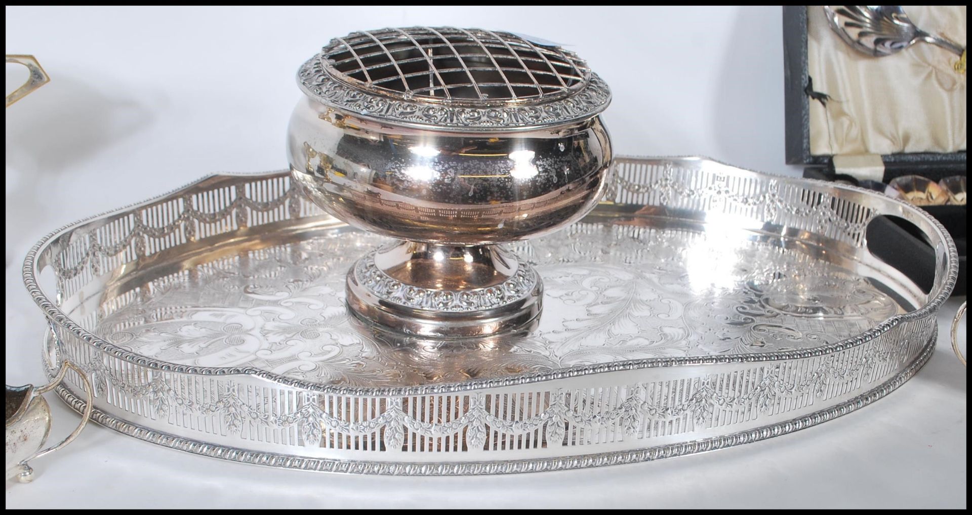 A collection of silver plated items to include 2 silver plated trophies, silver plated Viners - Bild 5 aus 8