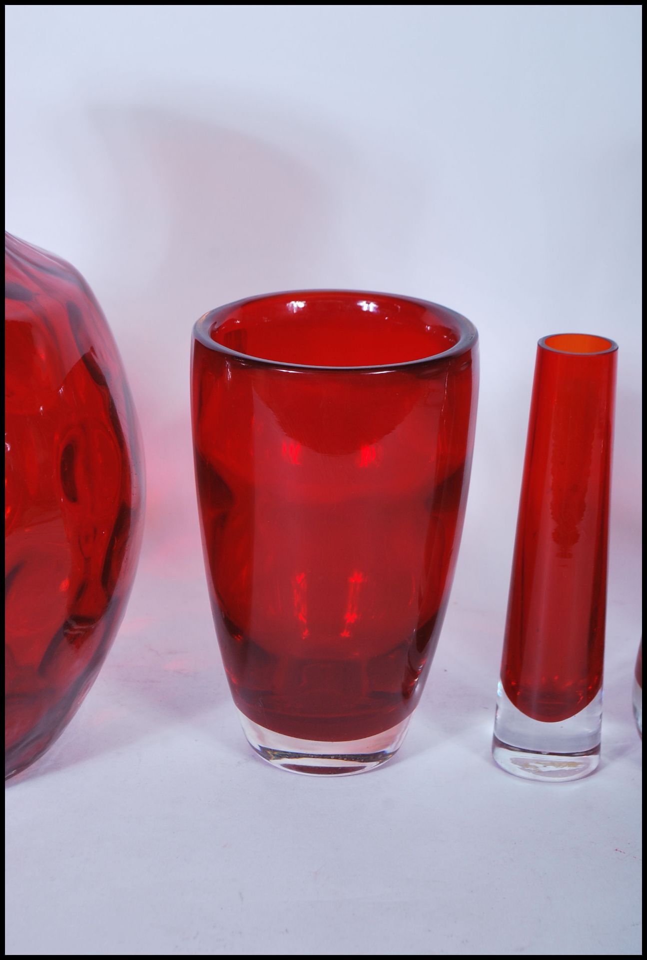 A selection of 20th Century vintage retro red ruby studio glass vases to include a Borsk olive style - Bild 5 aus 7