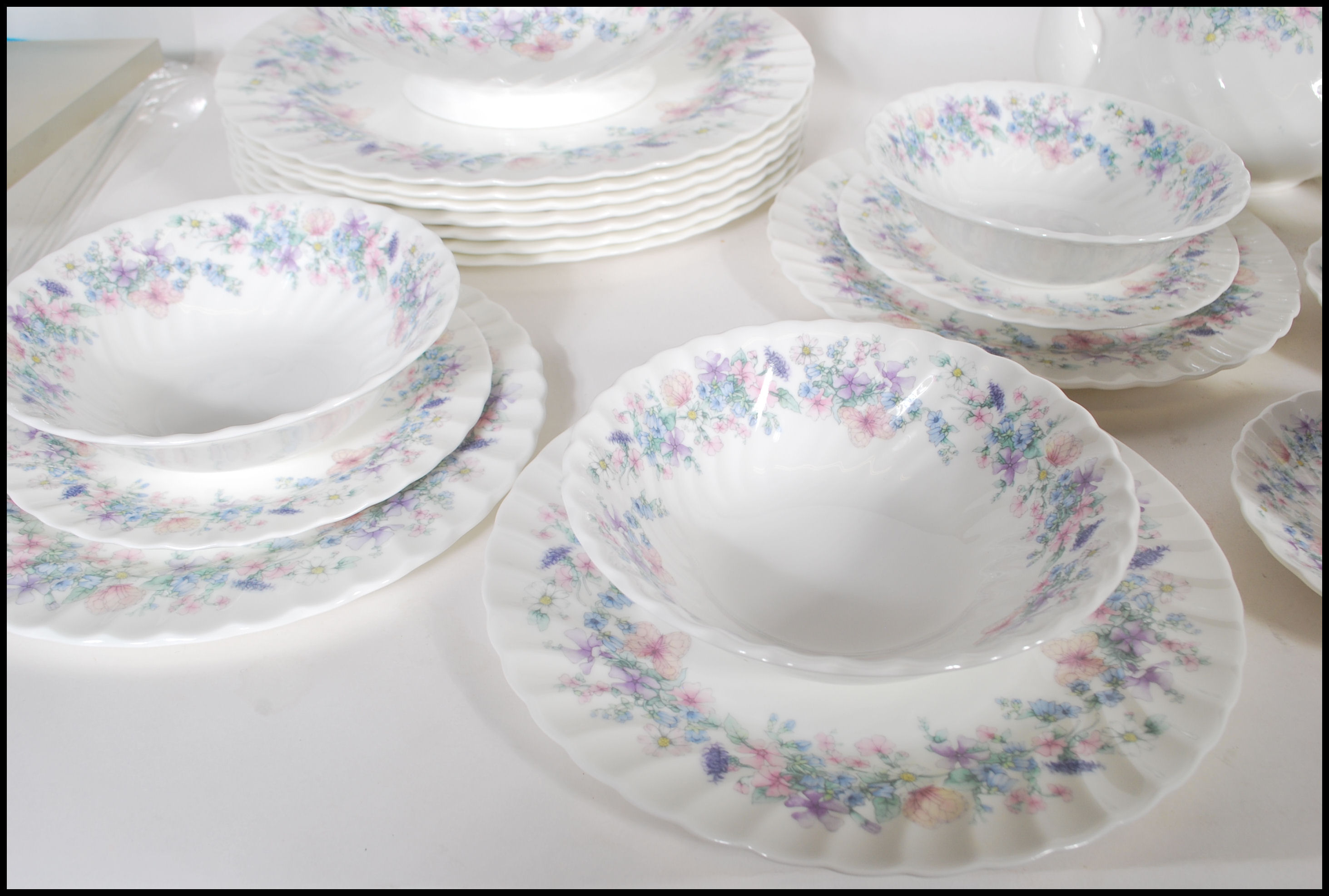 A vintage Wedgwood china tea / dinner service in the Angela pattern to include dinner plates, side - Image 5 of 11
