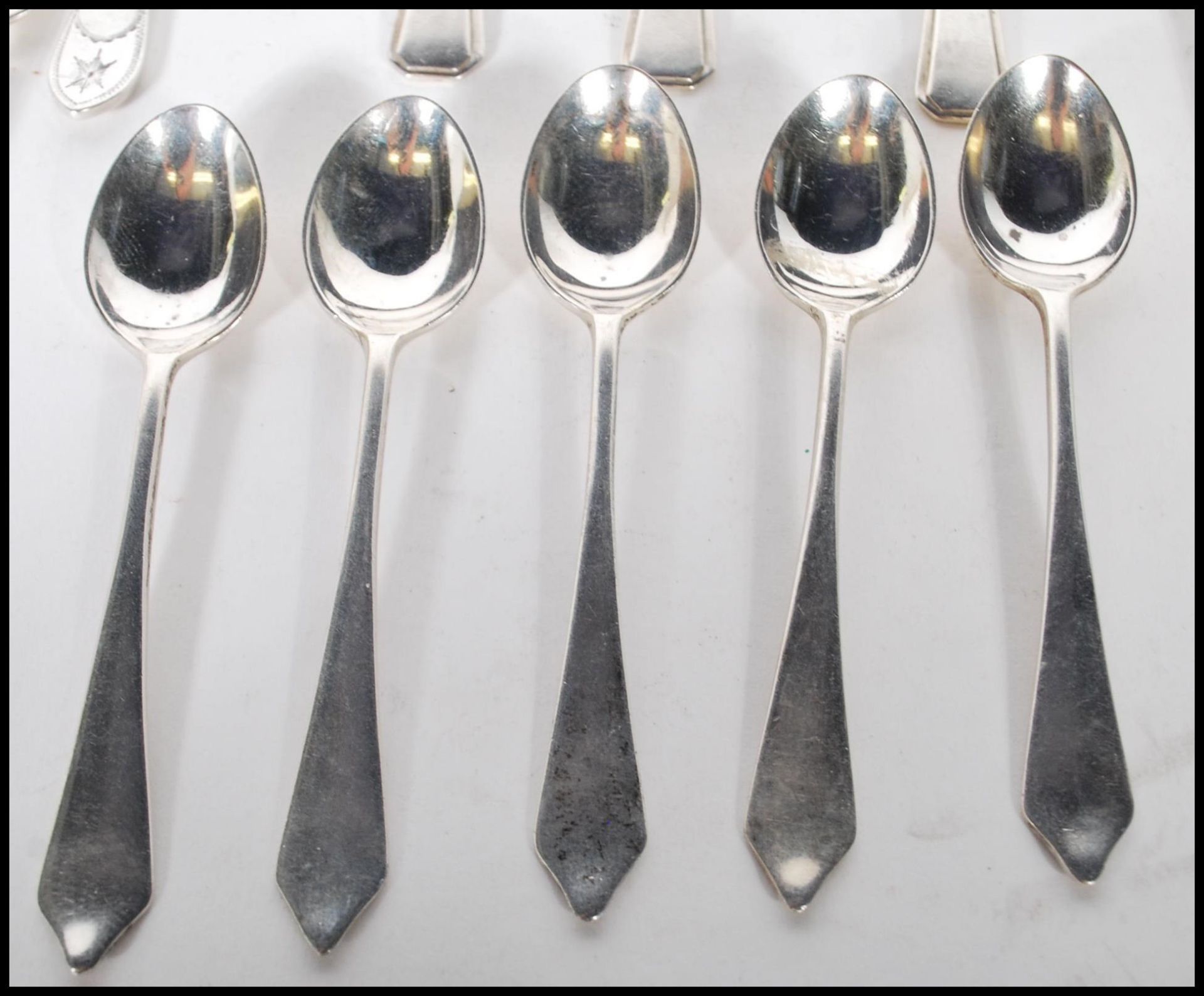 A collection of silver teaspoons all being hallmarked to include a set of Sheffield hallmarked - Bild 2 aus 10