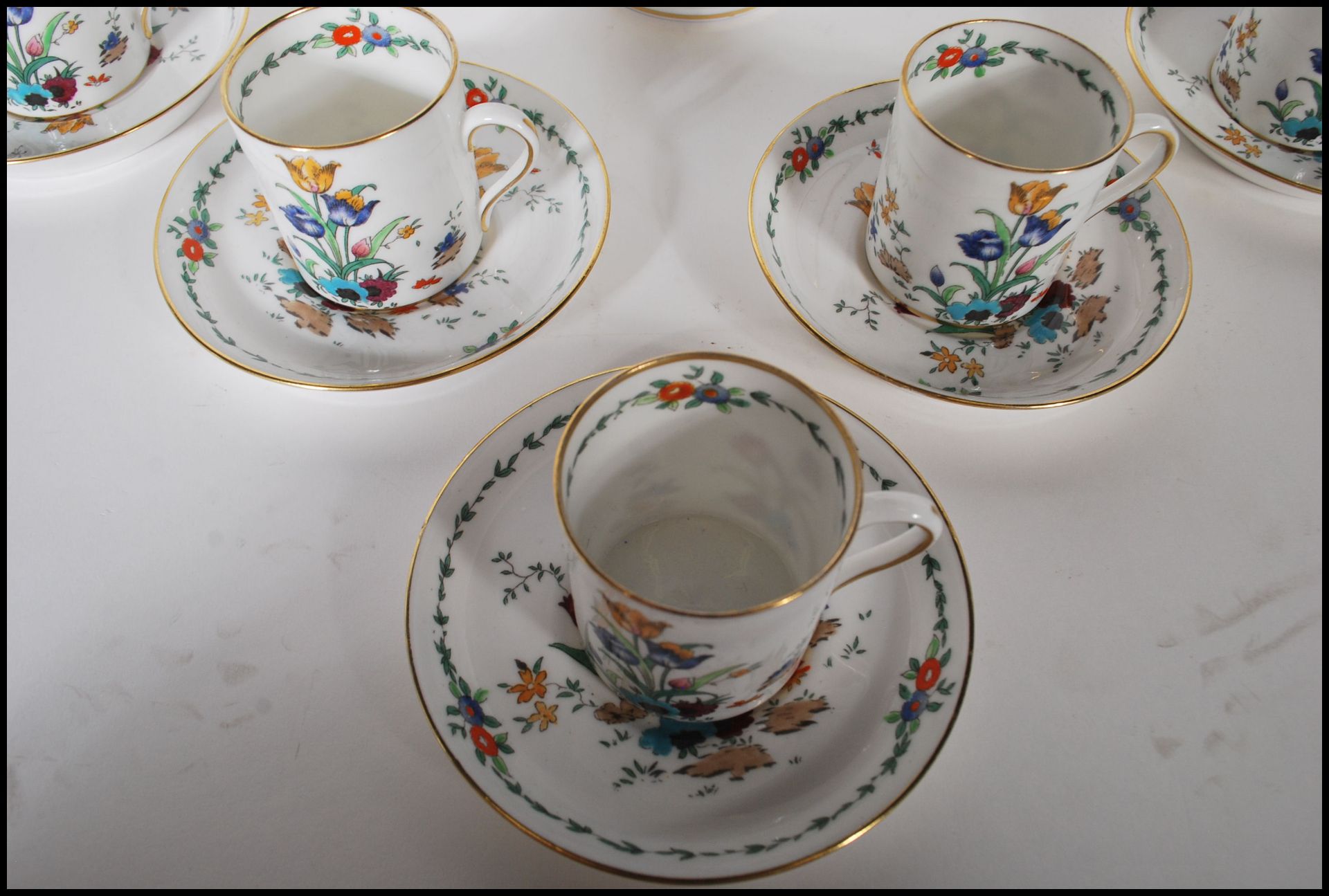 A vintage 20th Century Tuscun coffee service having a white ground with floral sprays and gilt - Bild 4 aus 11