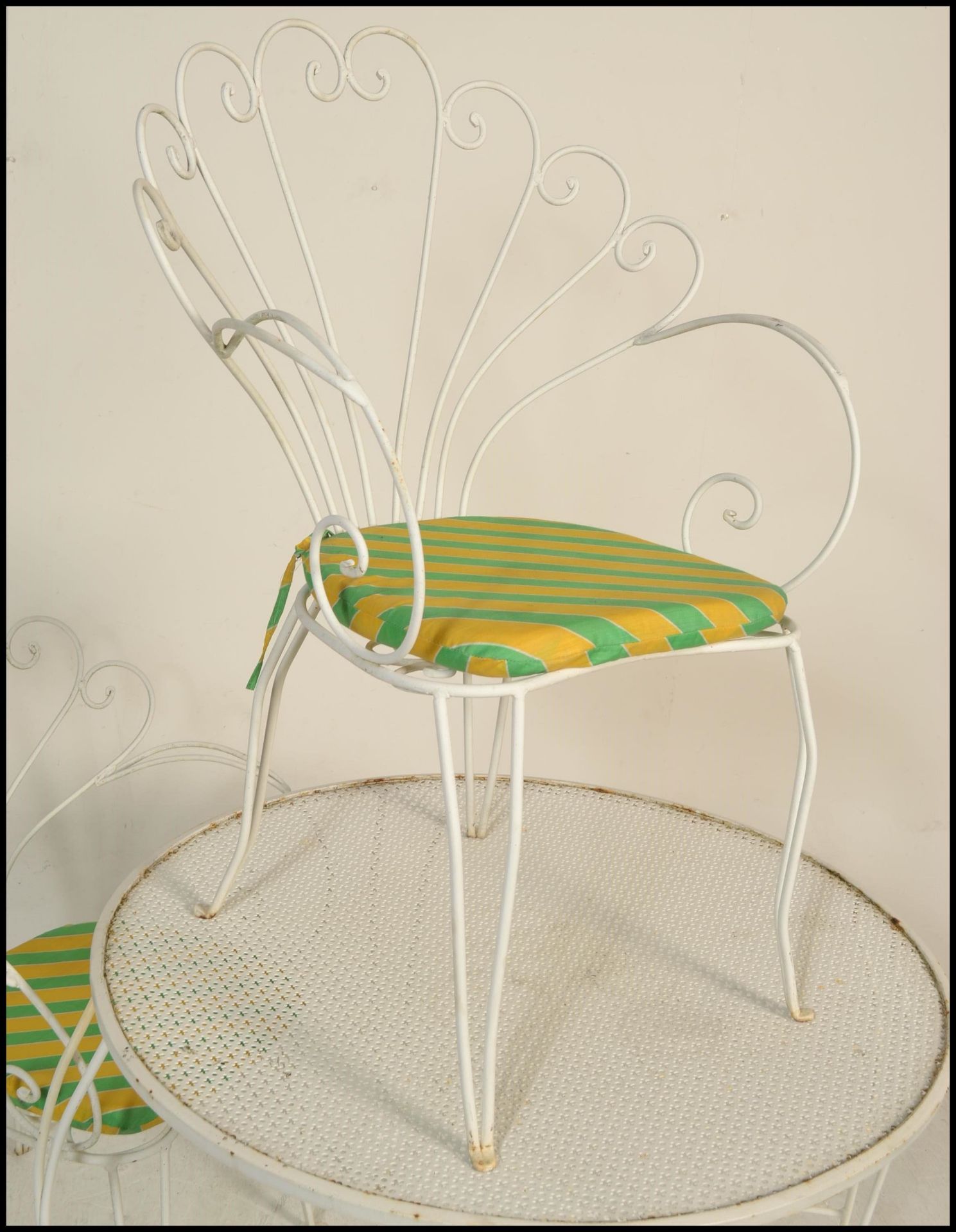 A 20th Century metal garden table and two chairs, the chairs having scroll fan backrests raised on - Bild 4 aus 11