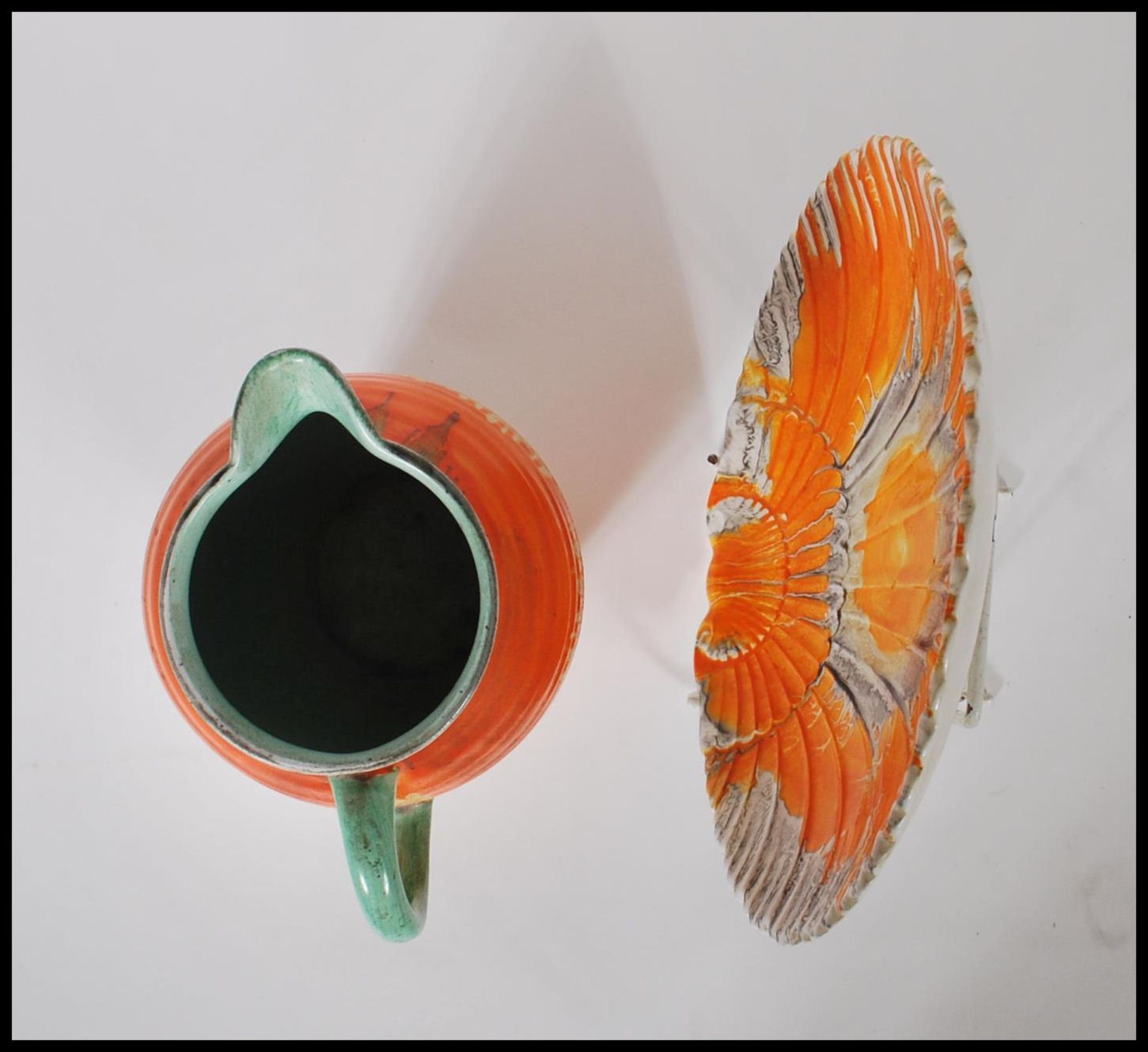 A 1930's Art Deco Shelley ceramic side plate in the form of a scallop shell having an orange and - Bild 5 aus 7