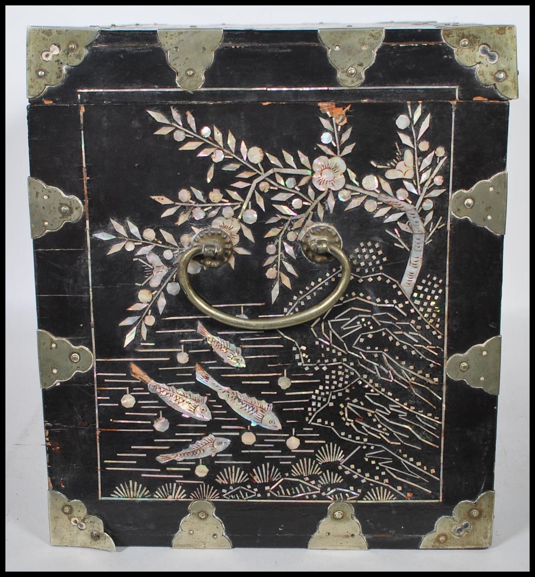 A Chinese Oriental ebonised wood lacquered chest box having mother of pearl inlay decoration in - Bild 12 aus 16