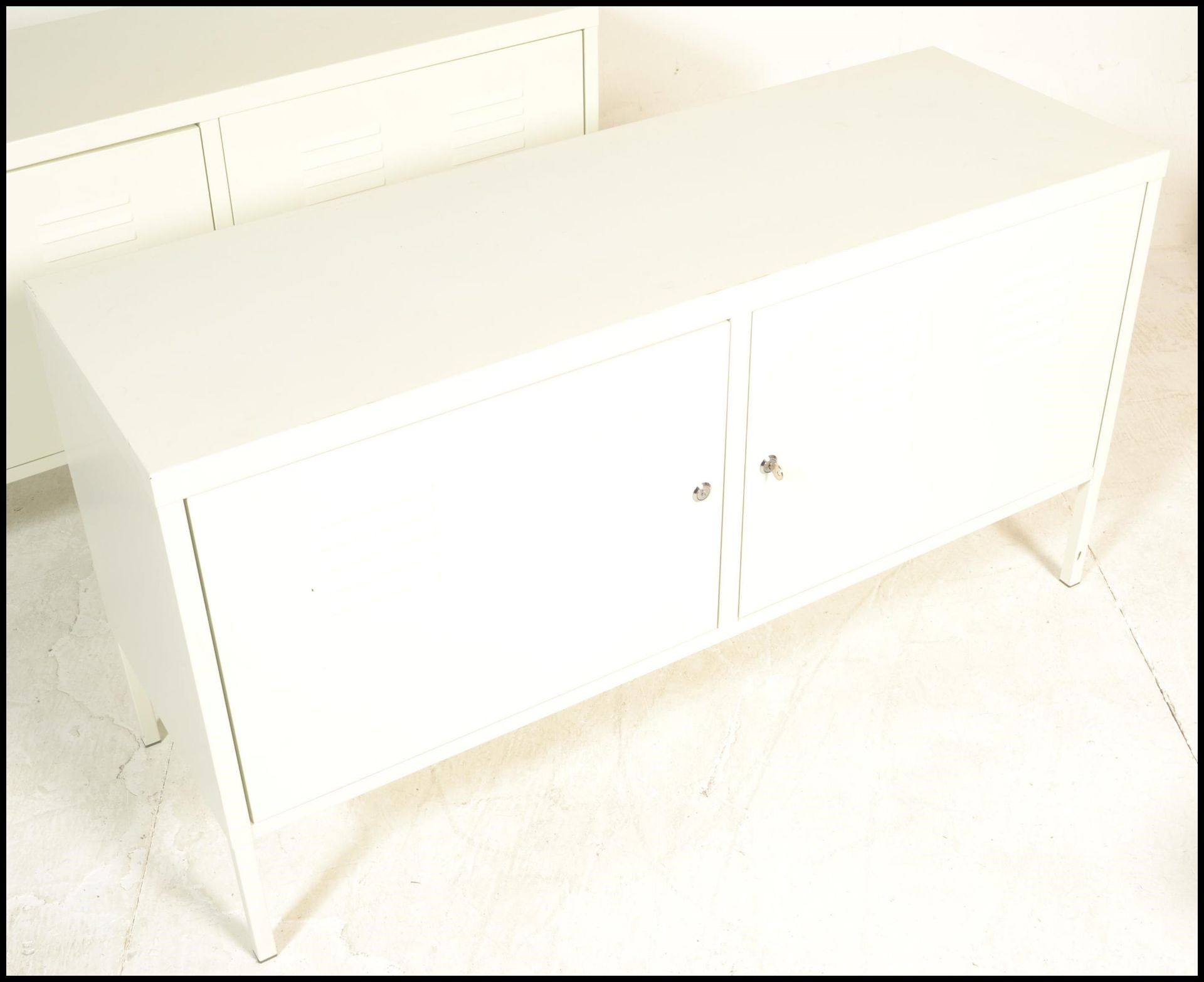 A pair of contemporary metal locker style  sideboard credenzas, each finished in a white colourway - Bild 2 aus 5
