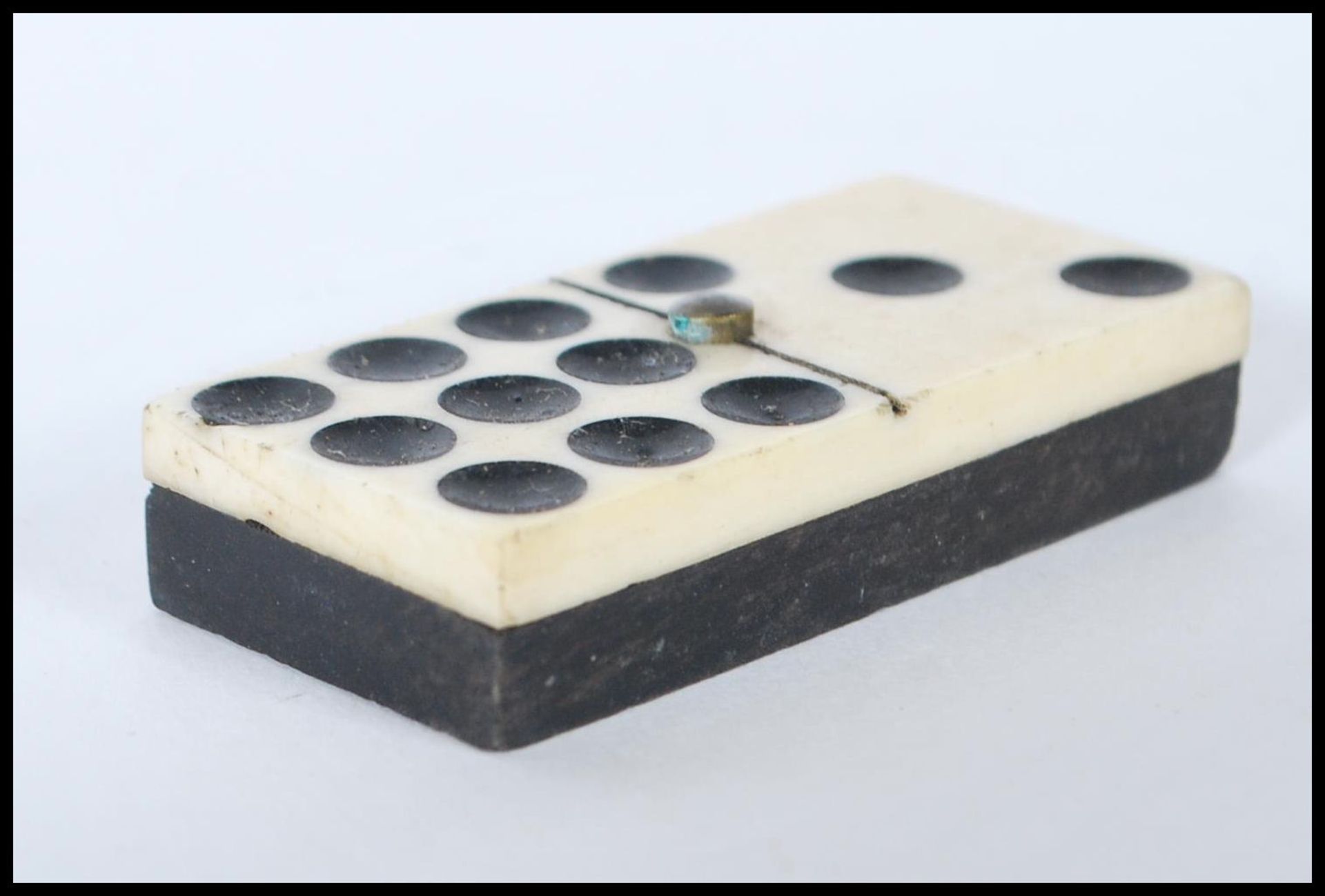 A set of 19th Century Victorian ebony and bone dominoes set within a mahogany box with a sliding - Bild 5 aus 7