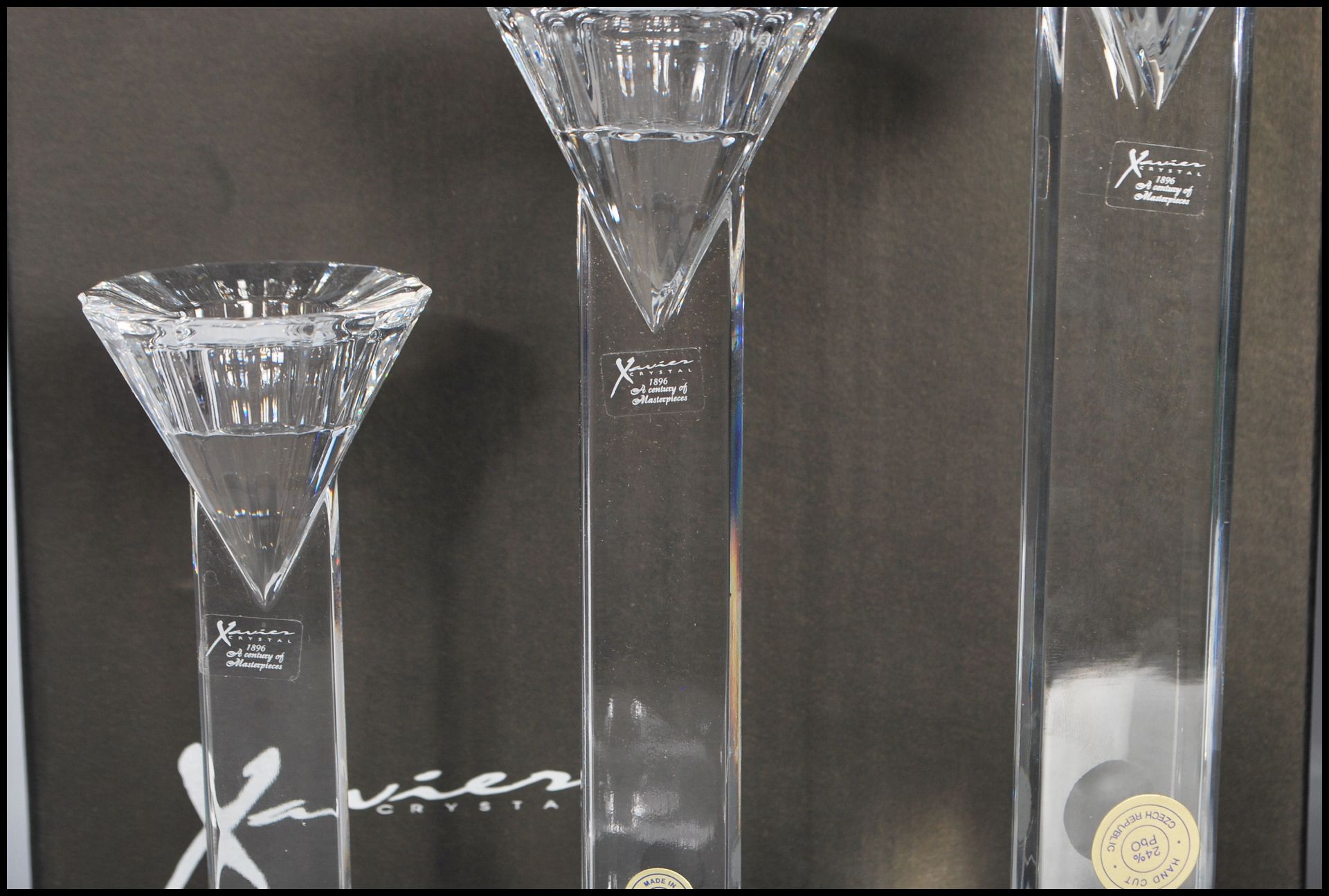 A boxed set of three Xavier Crystal candlesticks of graduating form having shaped rounded tops and - Bild 3 aus 5