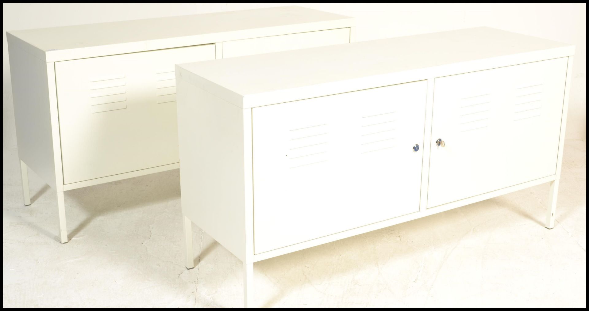 A pair of contemporary metal locker style  sideboard credenzas, each finished in a white colourway - Bild 5 aus 5