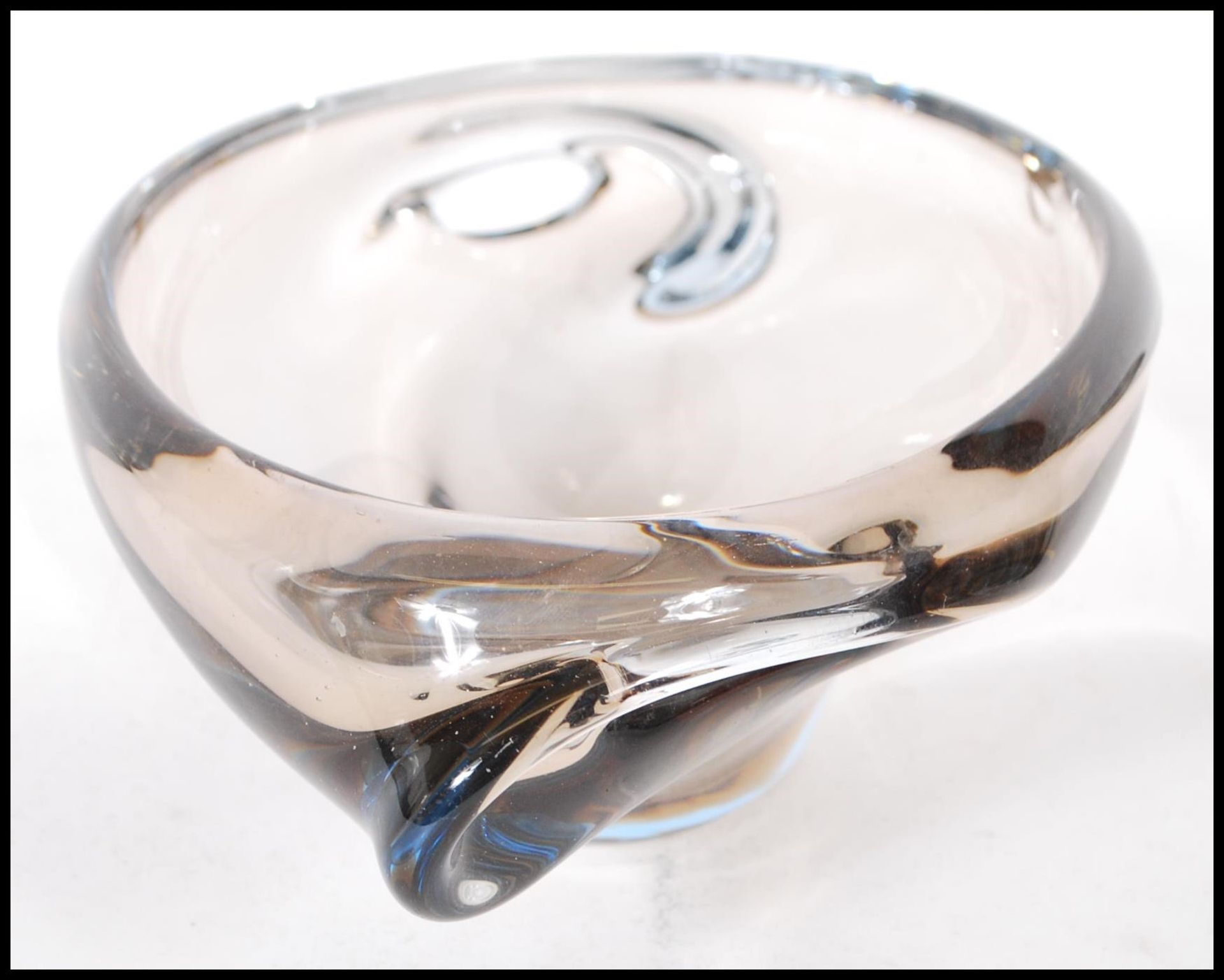 Two pieces of retro 20th Century Continental heavy studio glass dishes of scalloped asymmetric - Bild 3 aus 9