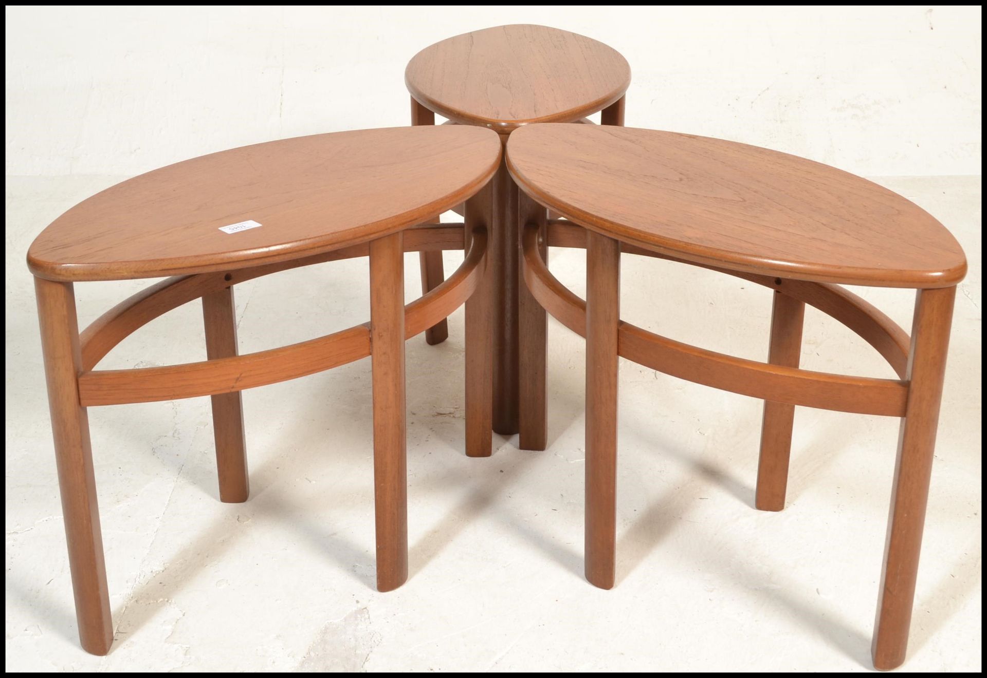 A retro 1970's Nathan teak and glass Trinity quartetto nest of table being raised on shaped legs - Bild 7 aus 8