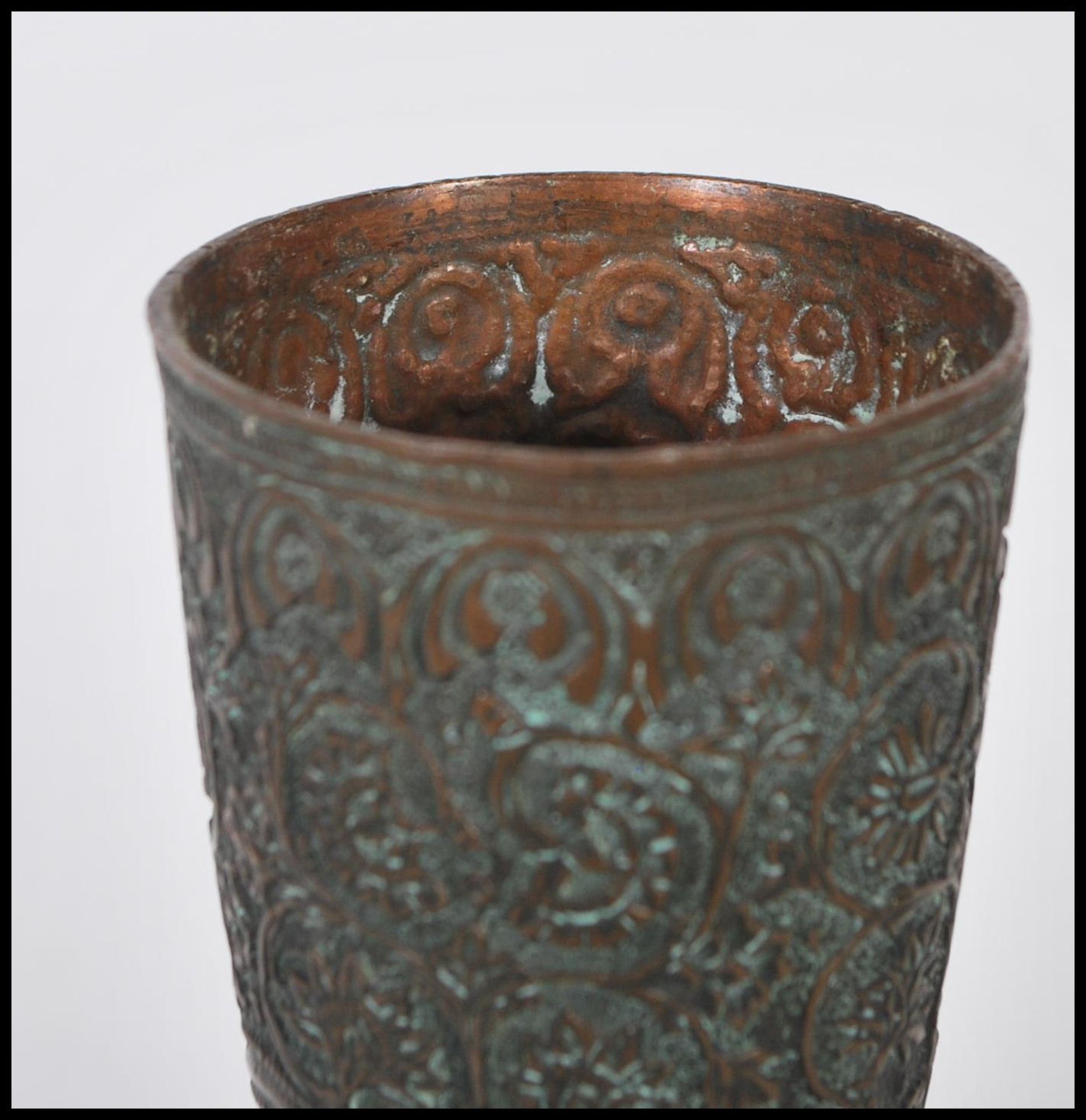 A early to mid 20th Century Middle Eastern / Islamic lidded copper water pourer / vase of bulbous - Bild 6 aus 8