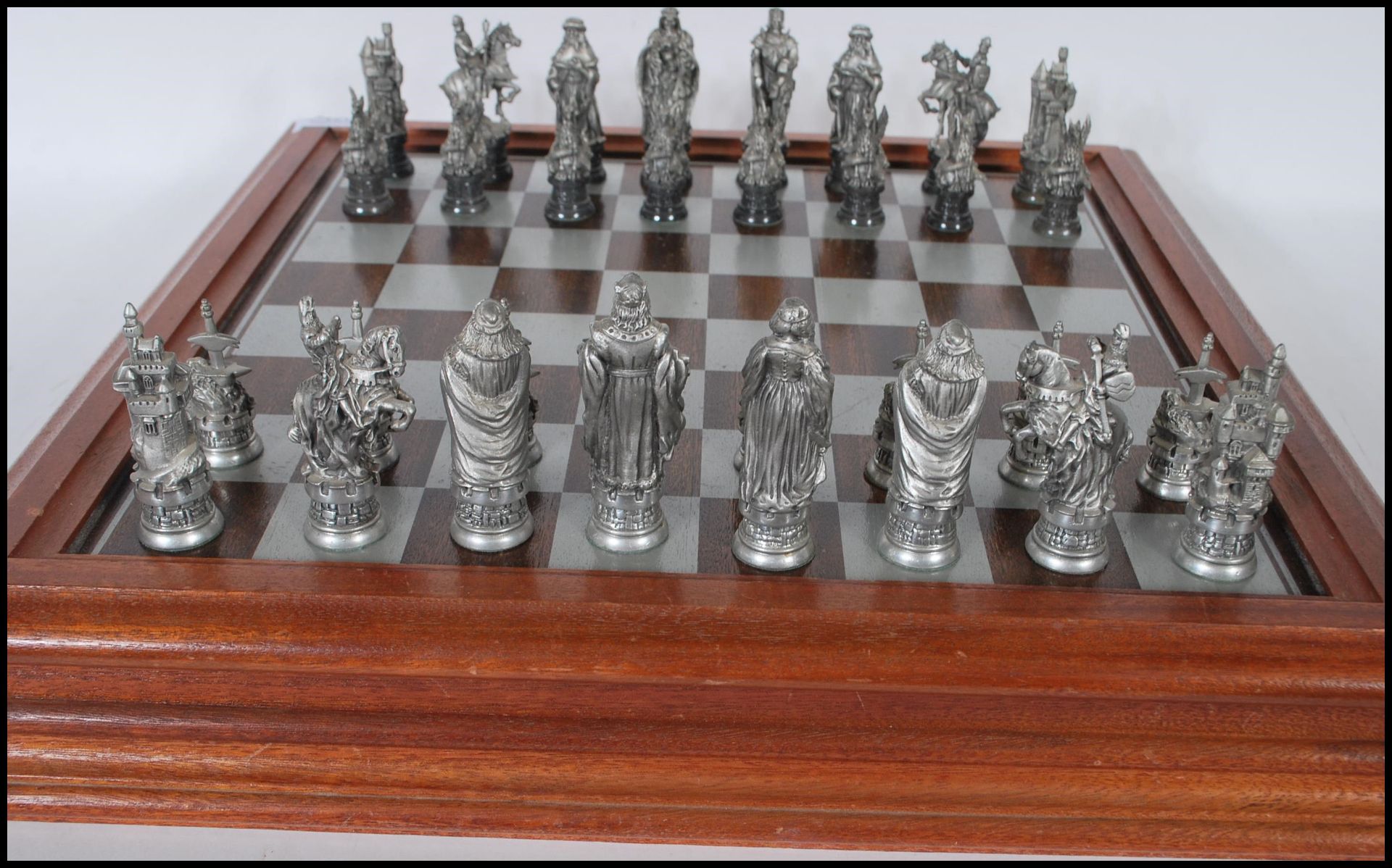 A collectors Danbury Mint Royal Selangor chess set entitled ' The Camelot Chess Set' consisting of - Bild 8 aus 12