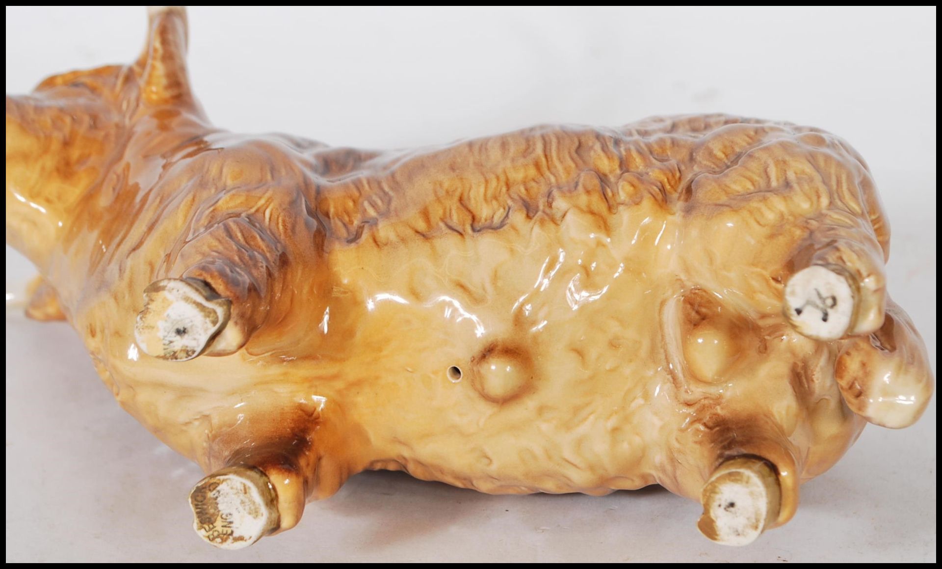 A Beswick ceramic figurine of a Highland cattle bull being stamped for Beswick, England to the foot. - Bild 7 aus 7