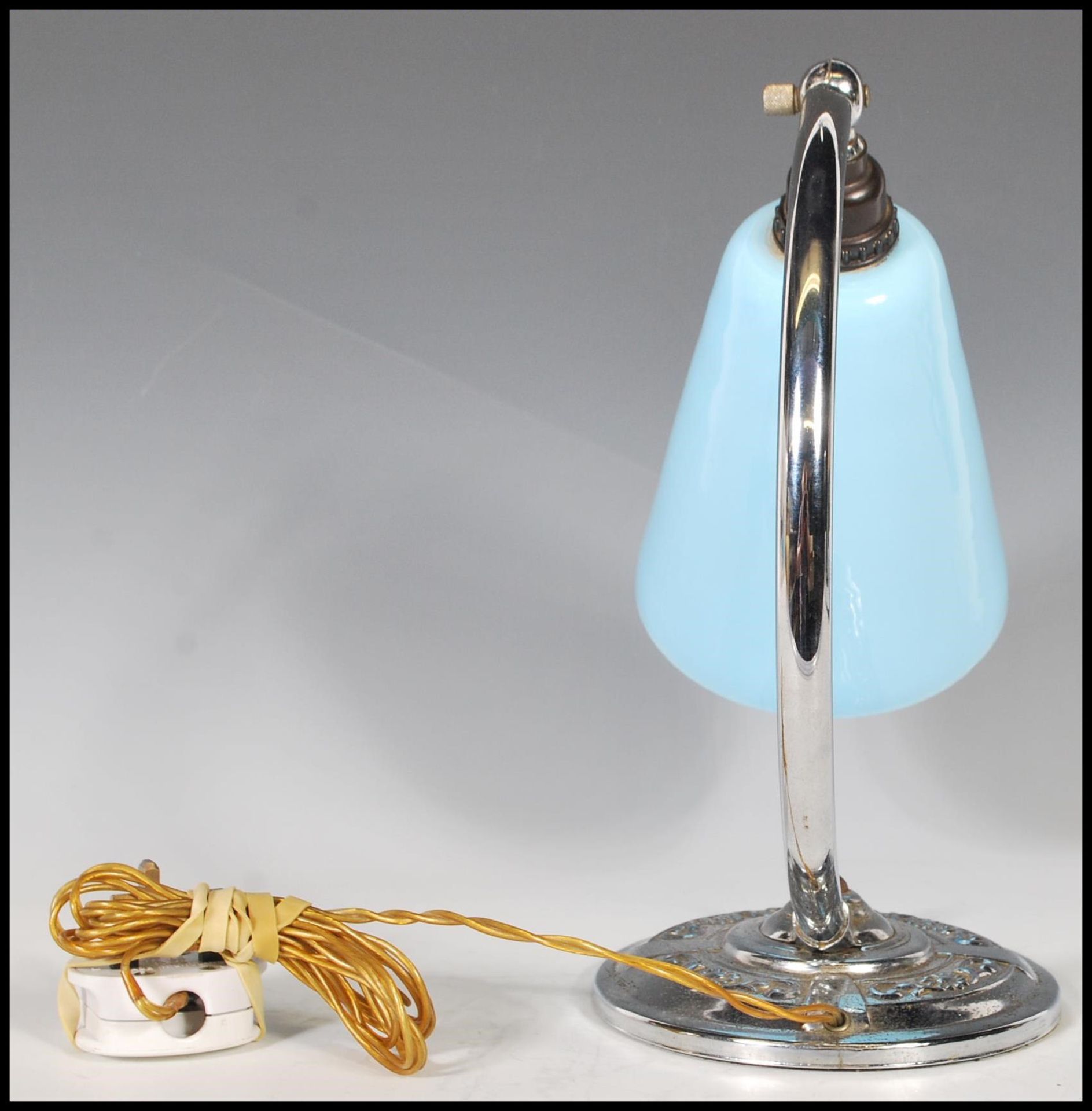An early 20th Century Art Deco desk / table lamp, having a chrome circular base, chrome bend support - Image 3 of 7
