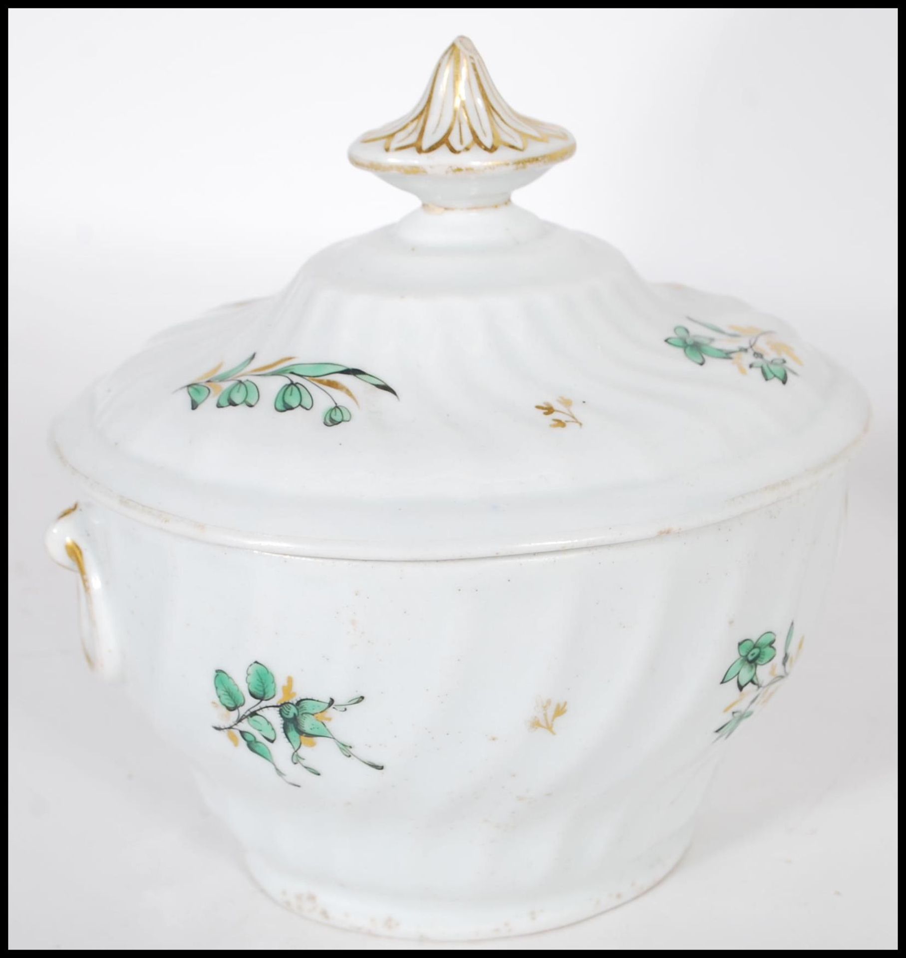 A 19th Century Flight and Barr Worcester lidded sucrier having a white ground body with floral and - Bild 2 aus 15