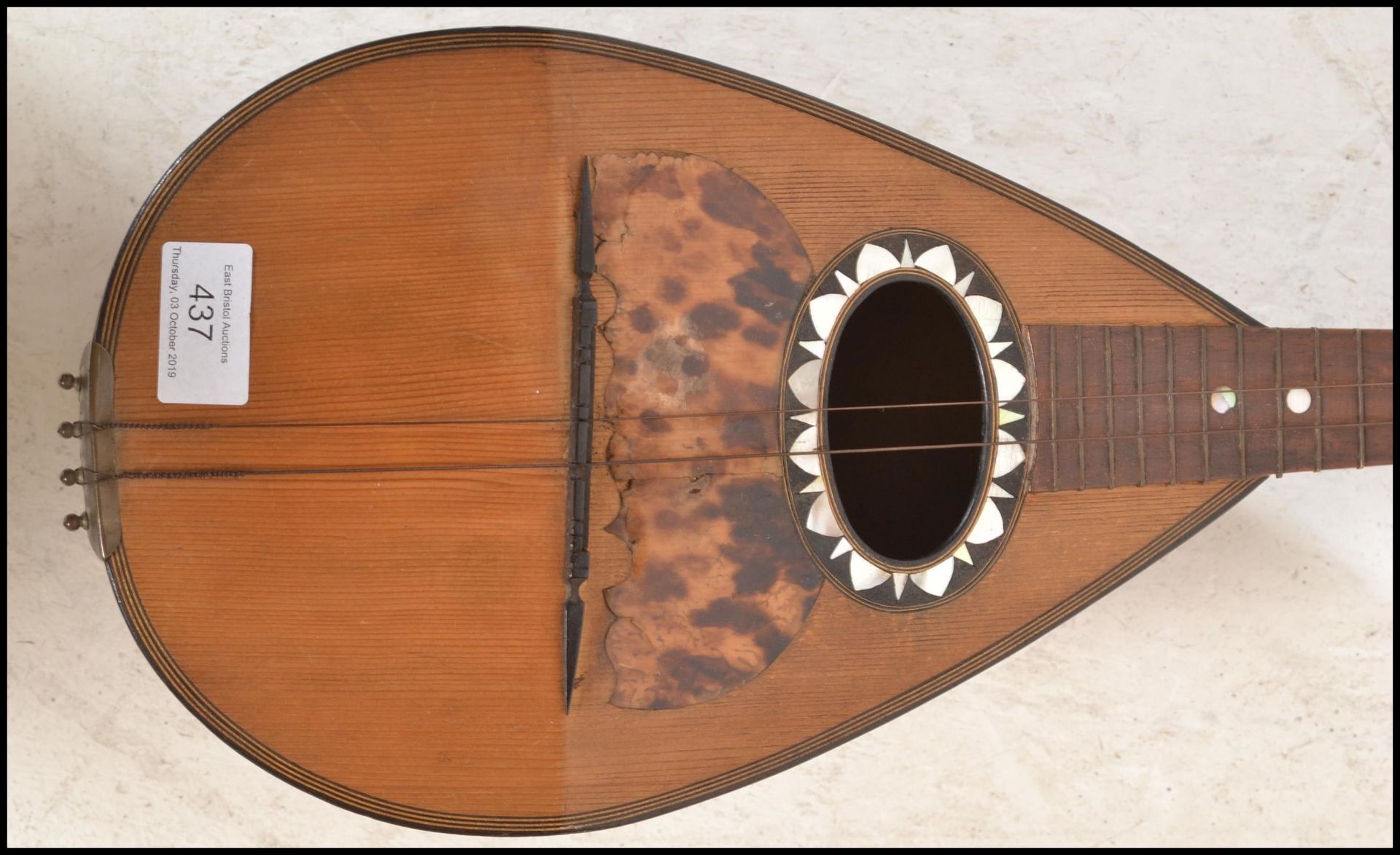 An early 20th Century antique eight string mandolin having a tear drop shaped body with mother of - Bild 2 aus 7
