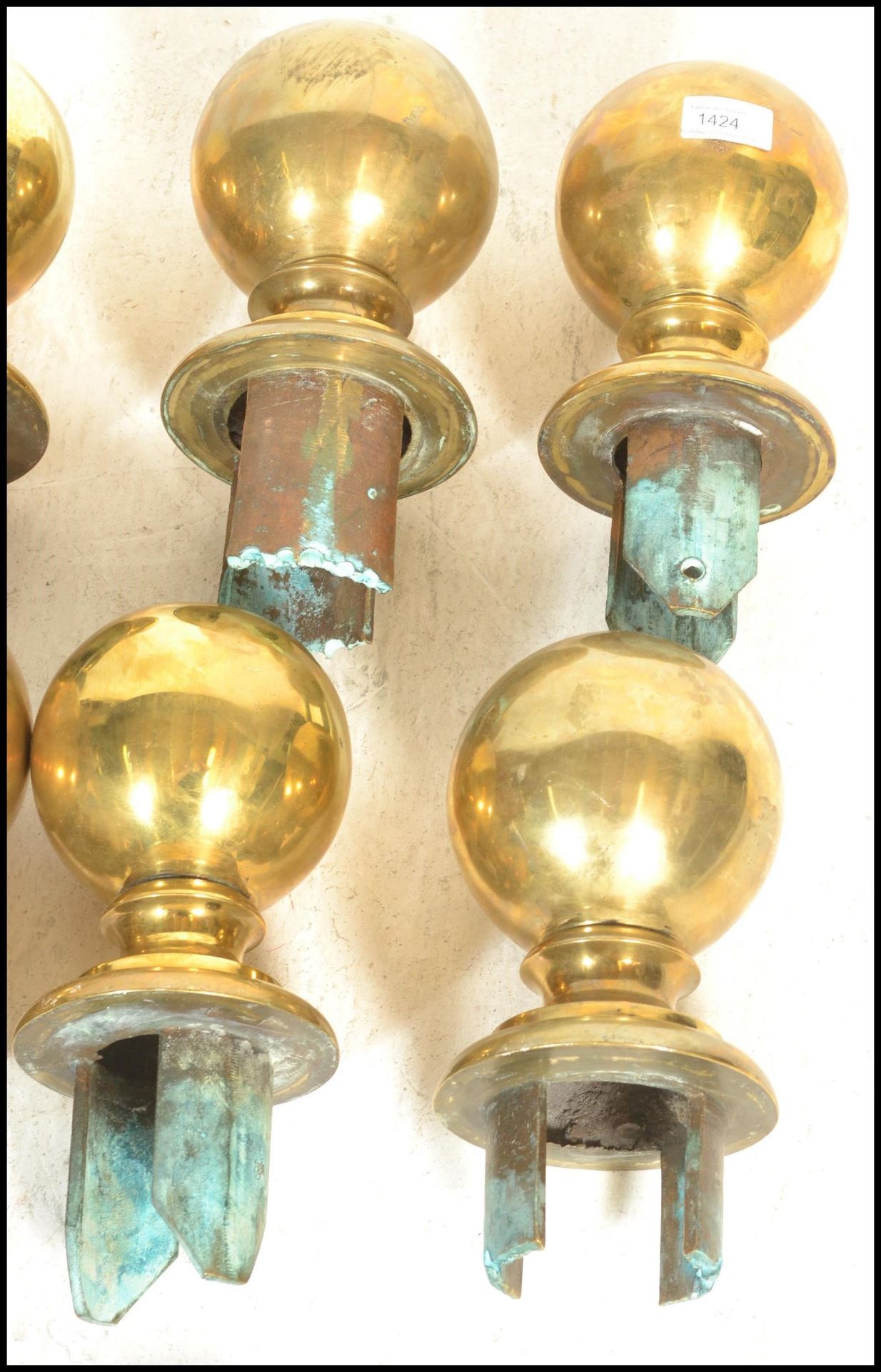 A 19th Century Victorian collection of cast brass balustrade / staircase finials of round orb - Bild 3 aus 4