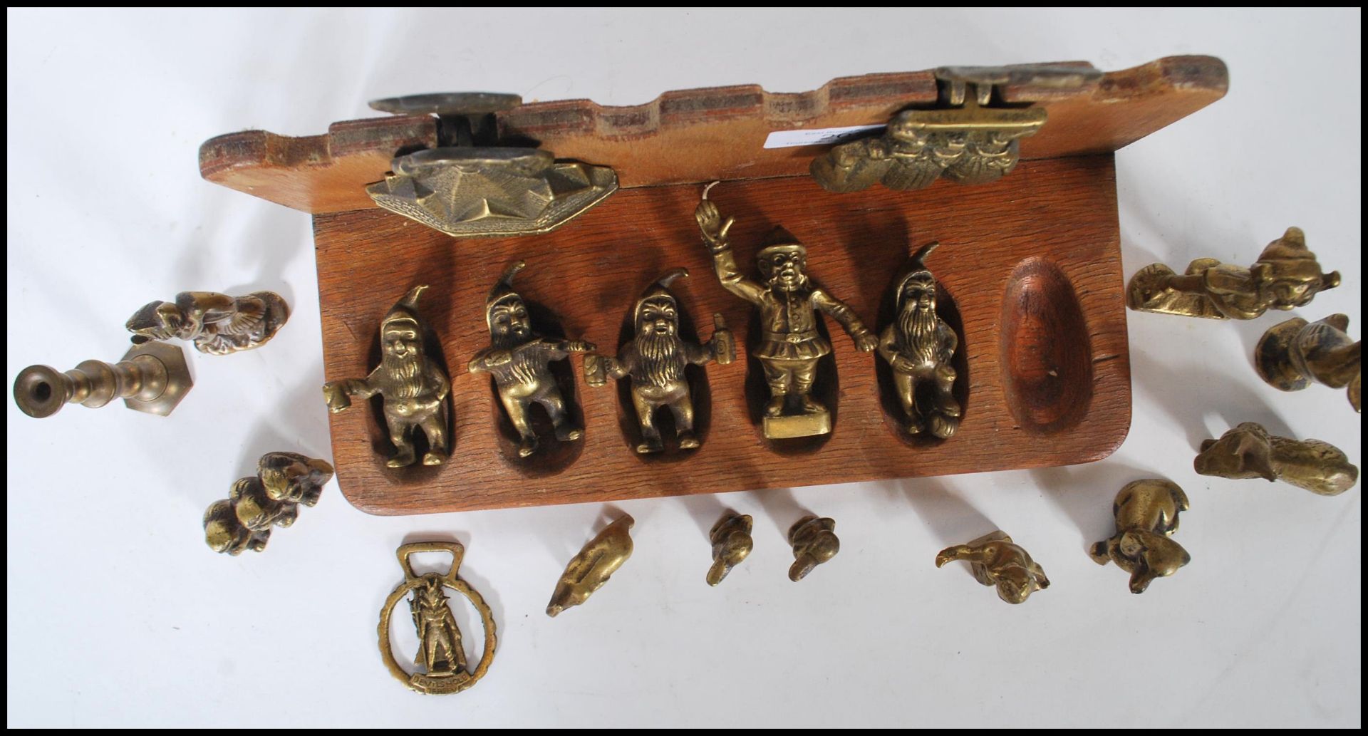 A collection of unusual brass ornamental figures to include mythical creatures, goblins, pixies - Bild 10 aus 11