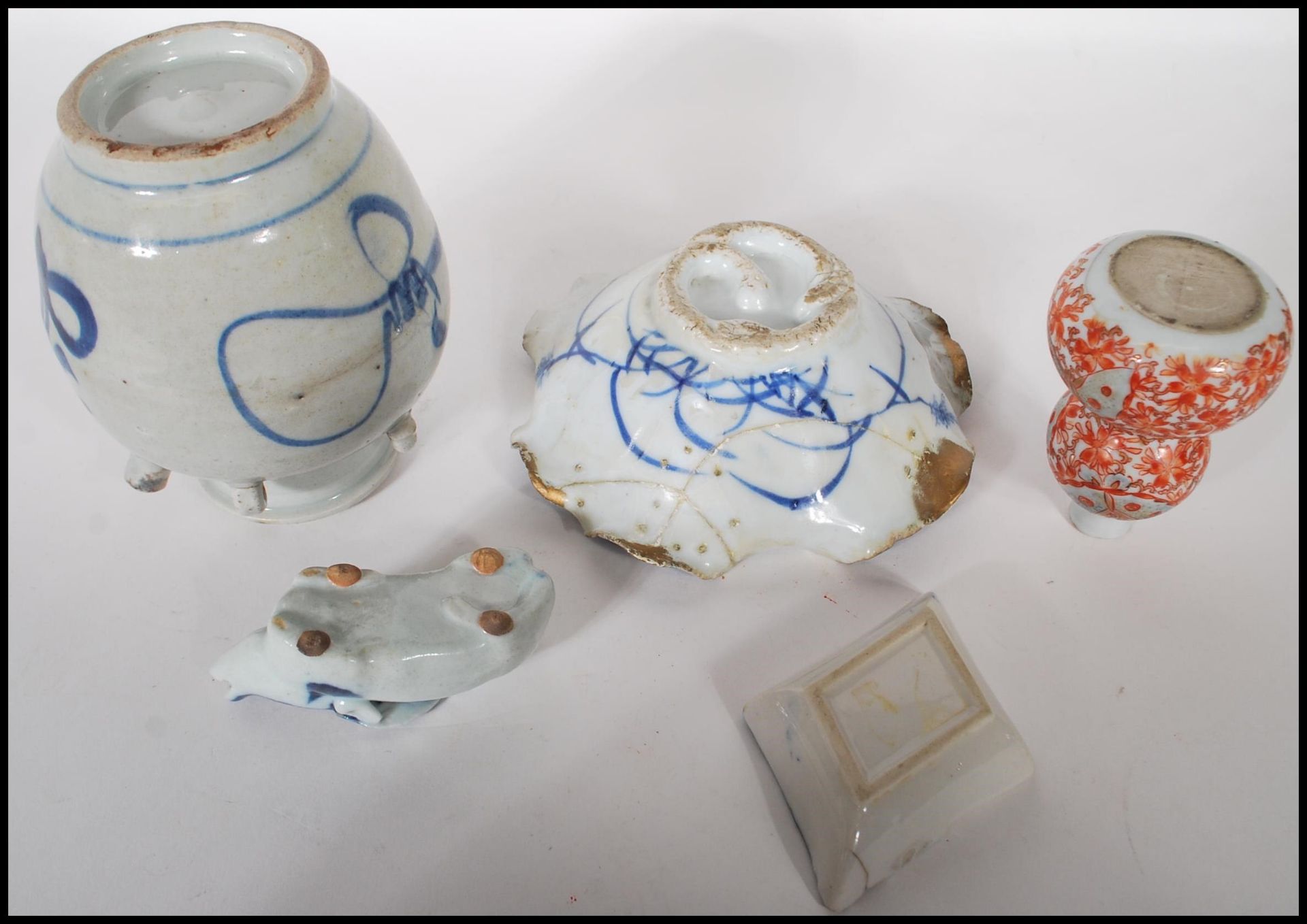 A collection of Chinese and Japanese ceramics to include a pouring jug of bulbous form having a - Bild 8 aus 8