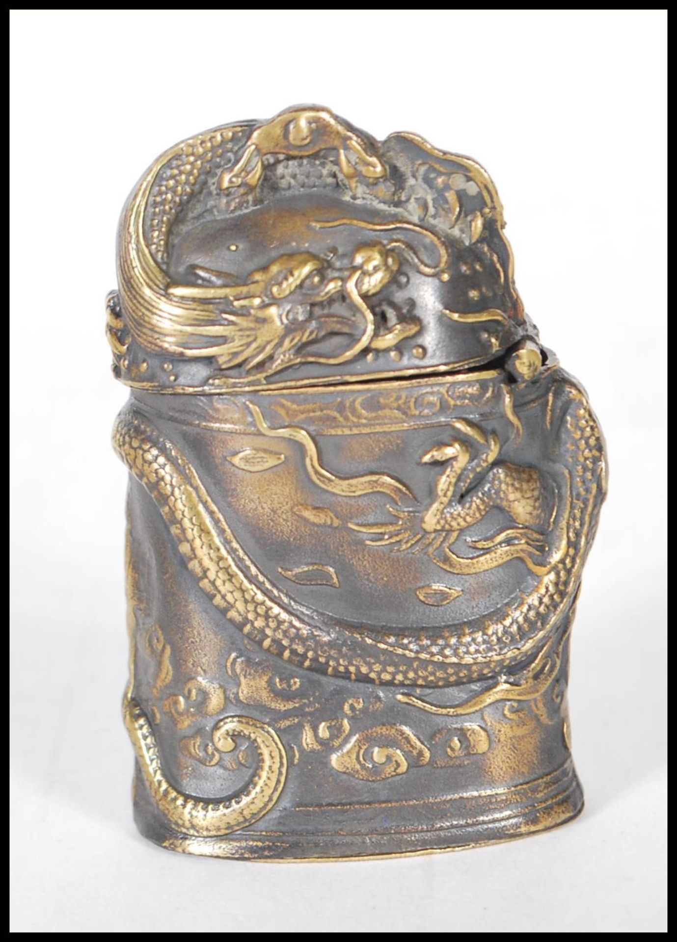 A brass vesta case having embossed Chinese dragon decoration amongst the clouds also depicting a - Bild 3 aus 6