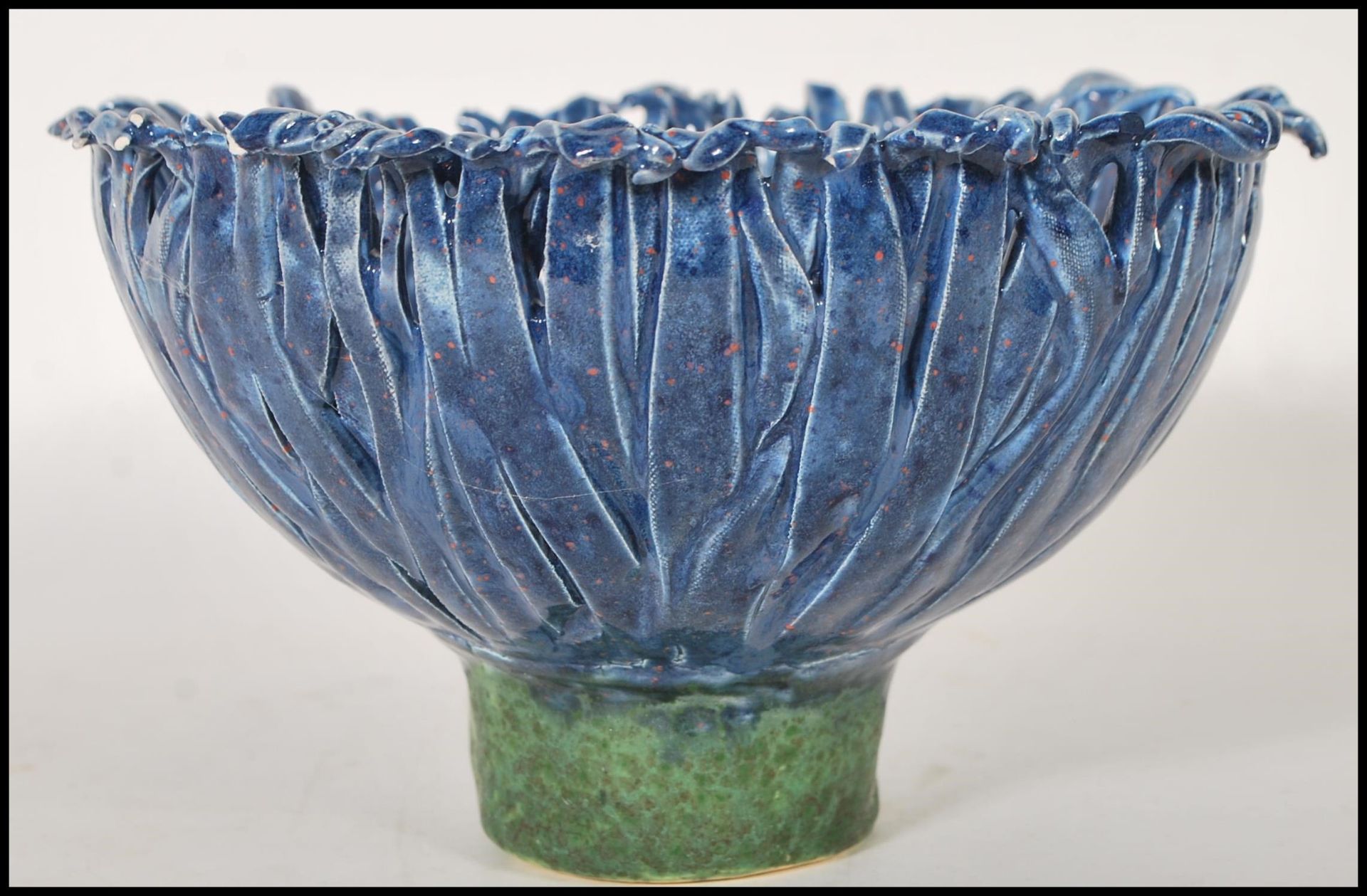 Jane Harding - A 20th Century vintage studio art pottery bowl in the form of a blue flower raised on - Bild 3 aus 7