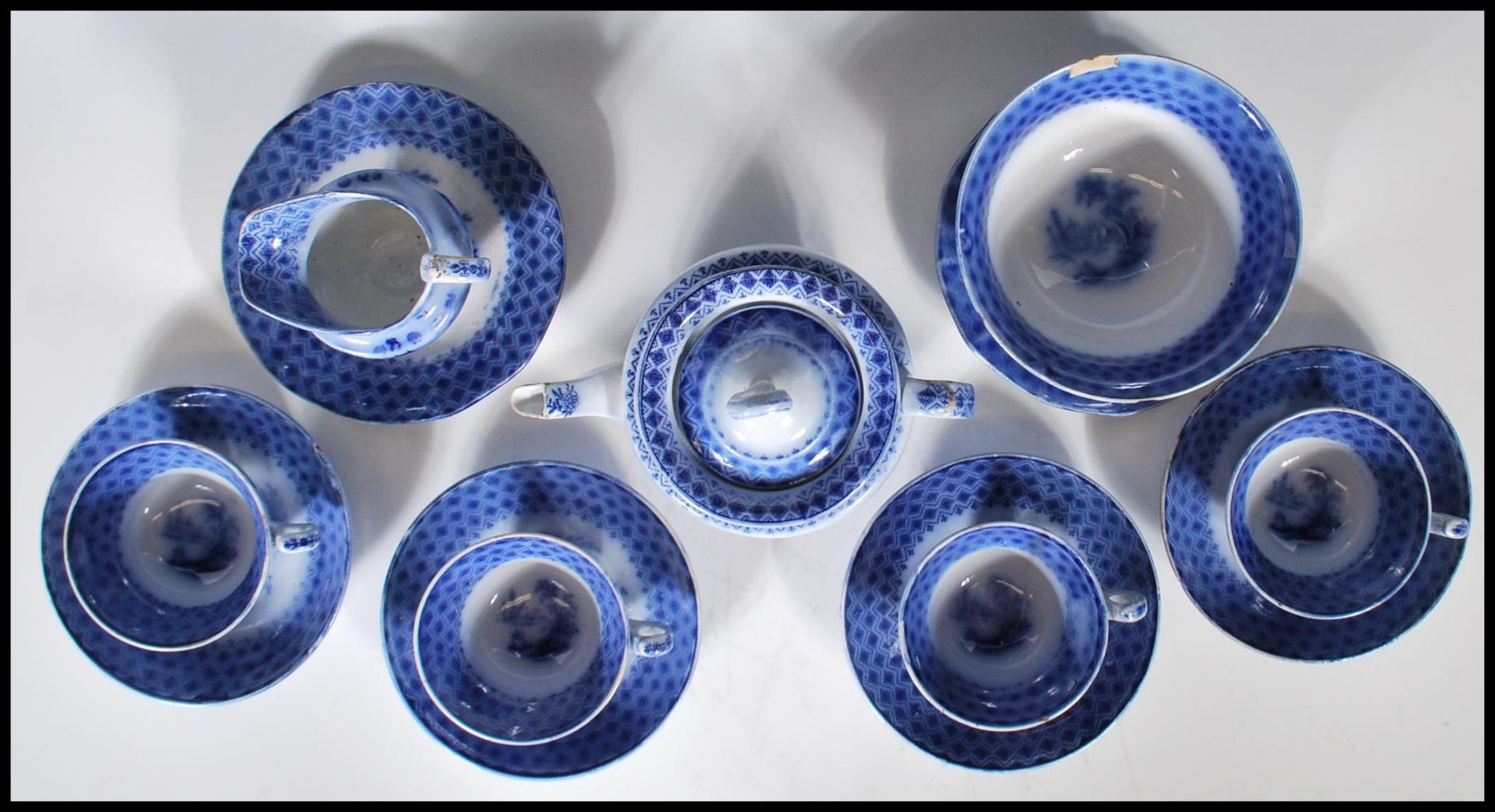 An early 19th Century flow blue / blue and white miniature child's tea service depicting Chinese - Bild 8 aus 10