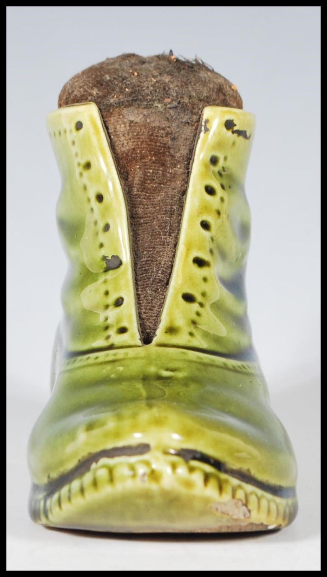 A 19th Century Victorian ceramic pin cushion in the form of boot having a green glaze with a straw - Bild 2 aus 7