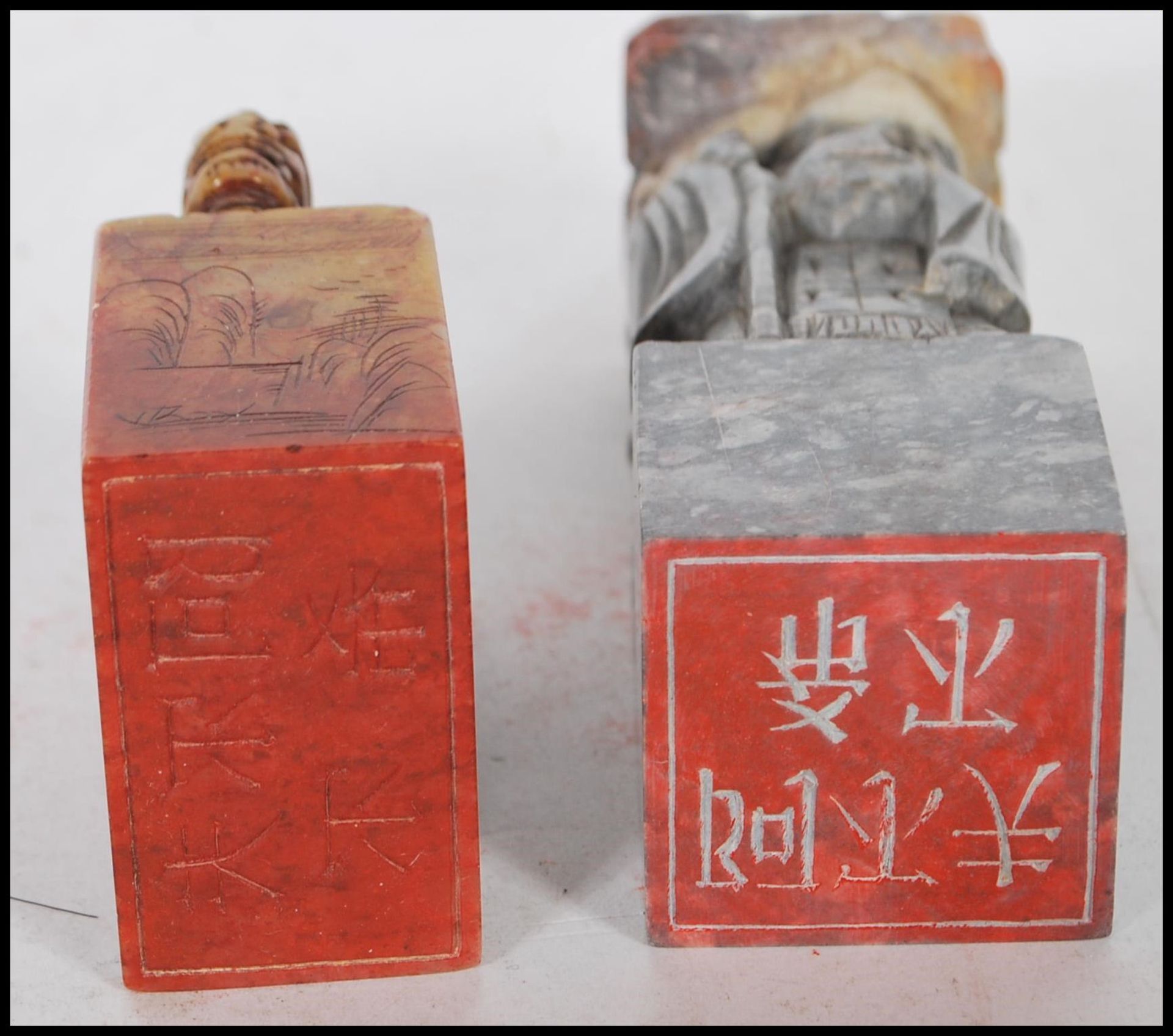 Two 20th Century Chinese carved soapstone cylinder desk seals of rectangular form, one carved into - Bild 16 aus 16