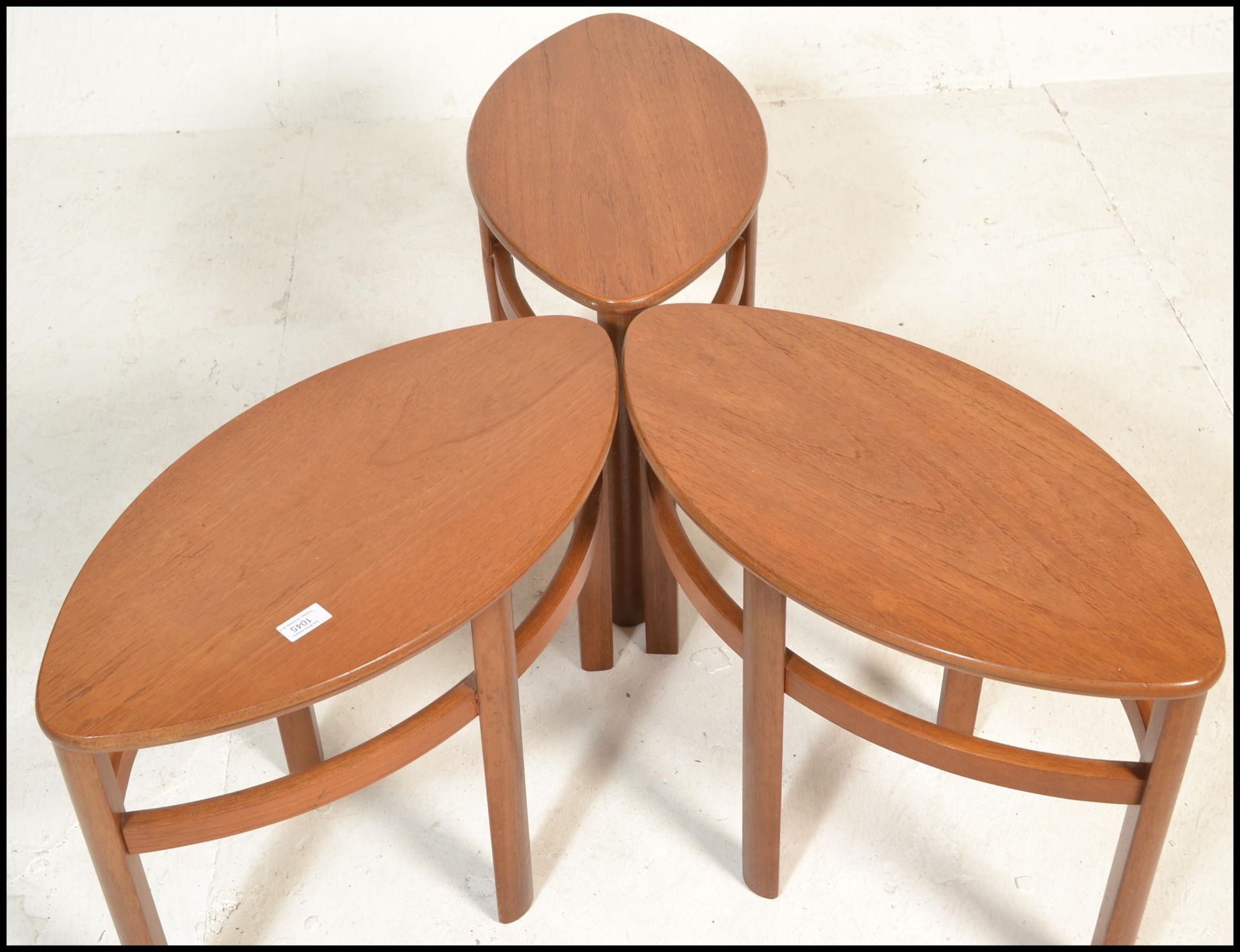 A retro 1970's Nathan teak and glass Trinity quartetto nest of table being raised on shaped legs - Bild 8 aus 8