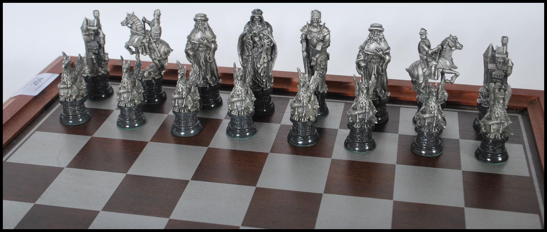 A Danbury Mint collectors pewter ' Camelot ' King Arthur / Excalibur chess set complete within the - Bild 5 aus 8
