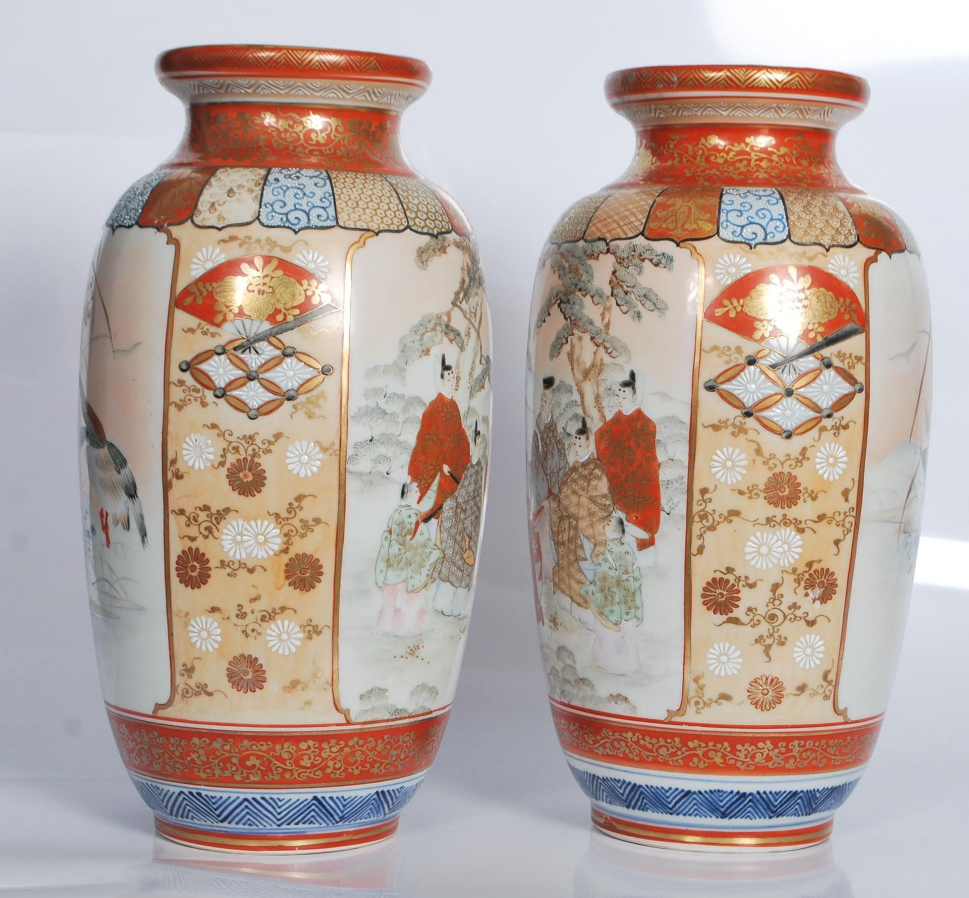 A pair of 19th Century polychrome and gilt  Japanese Kutani vases decorated with panels depicting - Bild 3 aus 4