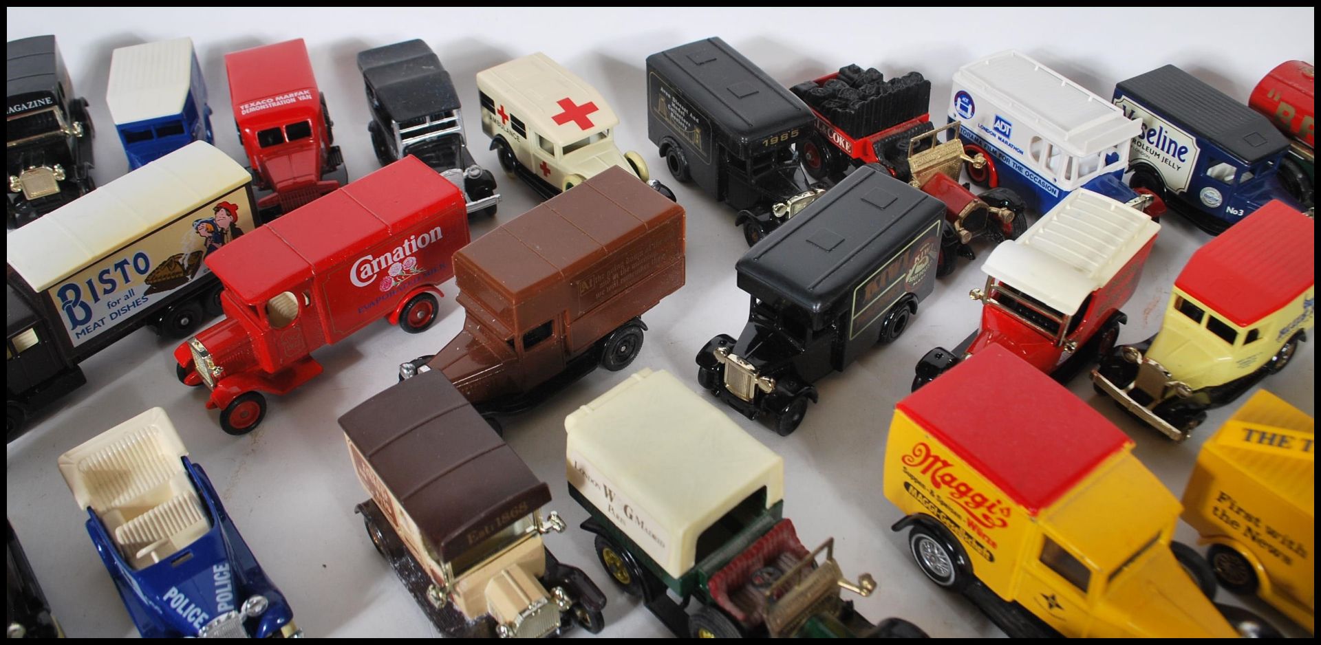 A COLLECTION OF UNBOXED DIECAST MODEL VEHICLES - Bild 11 aus 12