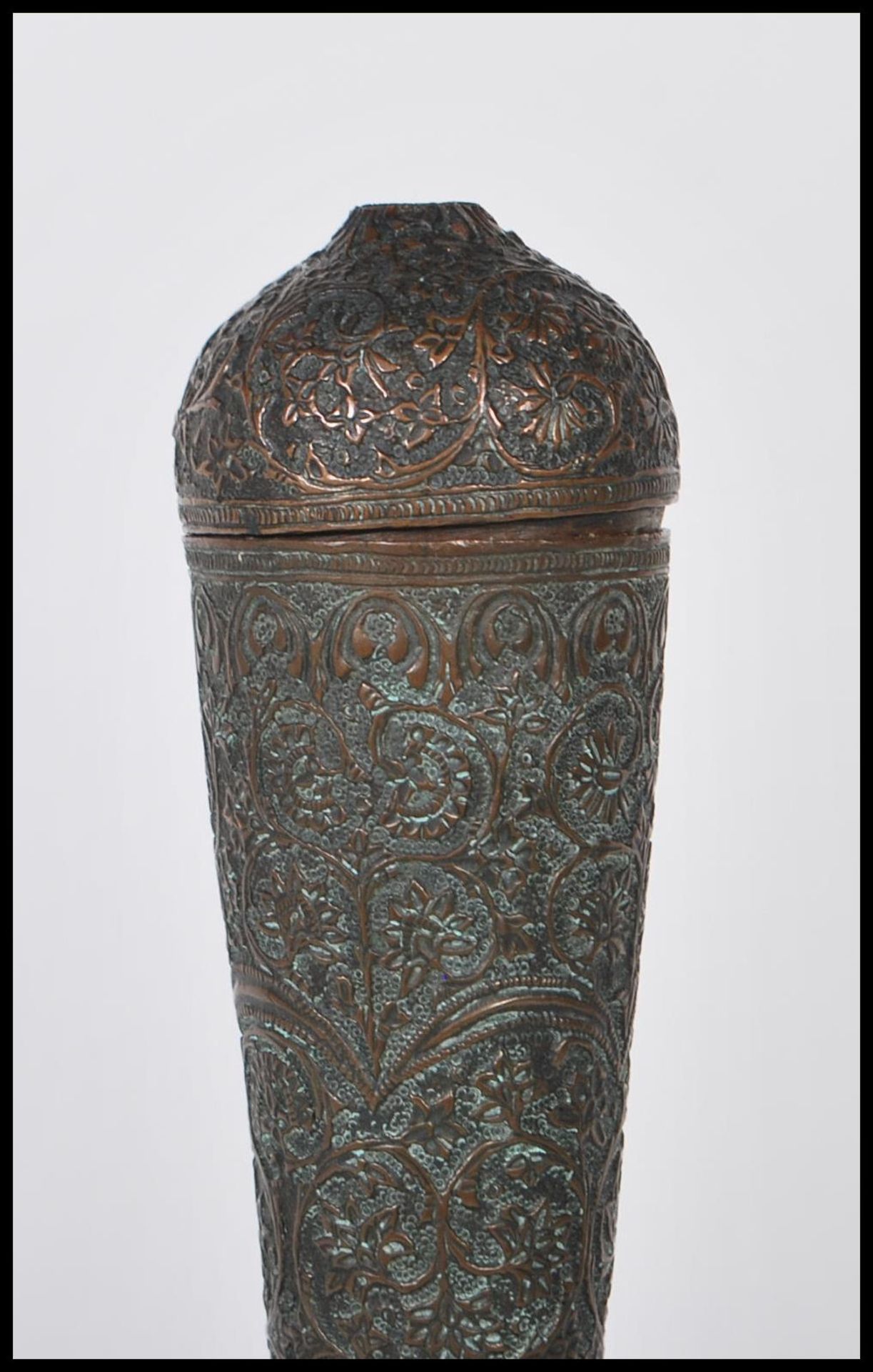 A early to mid 20th Century Middle Eastern / Islamic lidded copper water pourer / vase of bulbous - Bild 4 aus 8