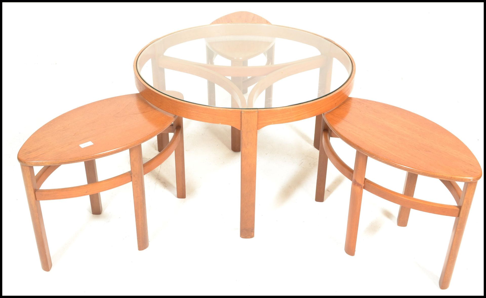 A retro 1970's Nathan teak and glass Trinity quartetto nest of table being raised on shaped legs - Bild 3 aus 8