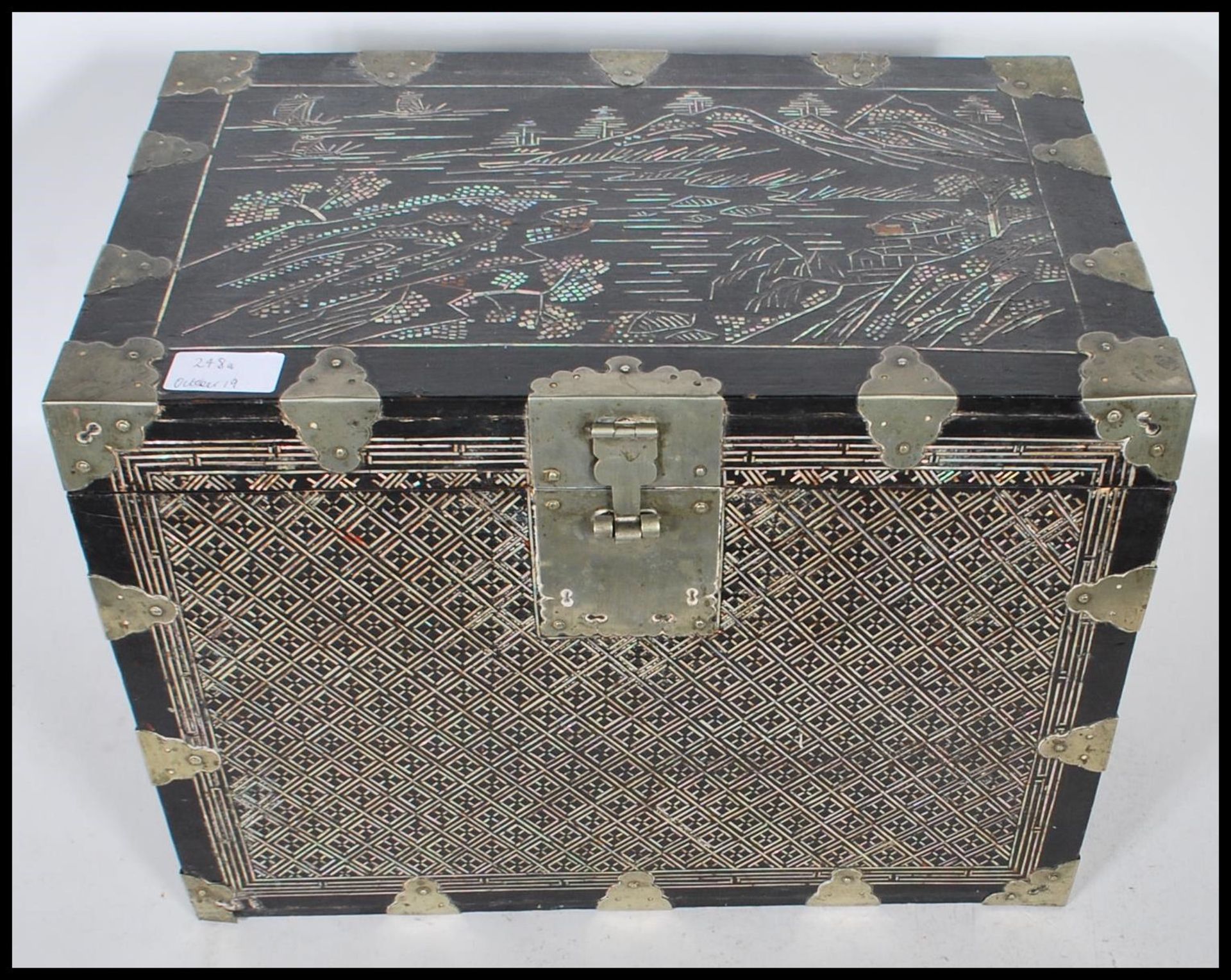 A Chinese Oriental ebonised wood lacquered chest box having mother of pearl inlay decoration in - Bild 5 aus 16