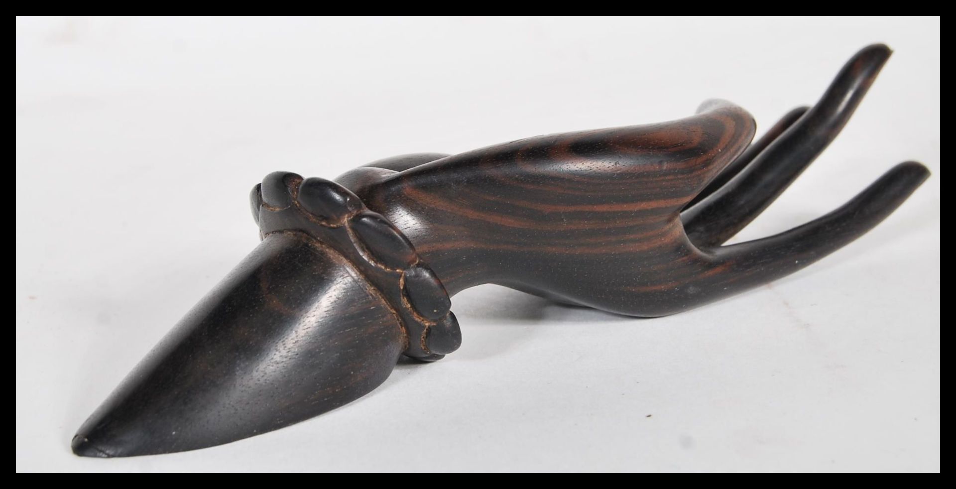 A 20th Century carved wooden ebony ring holder in the form of a hand with elongated fingers and a - Bild 3 aus 5