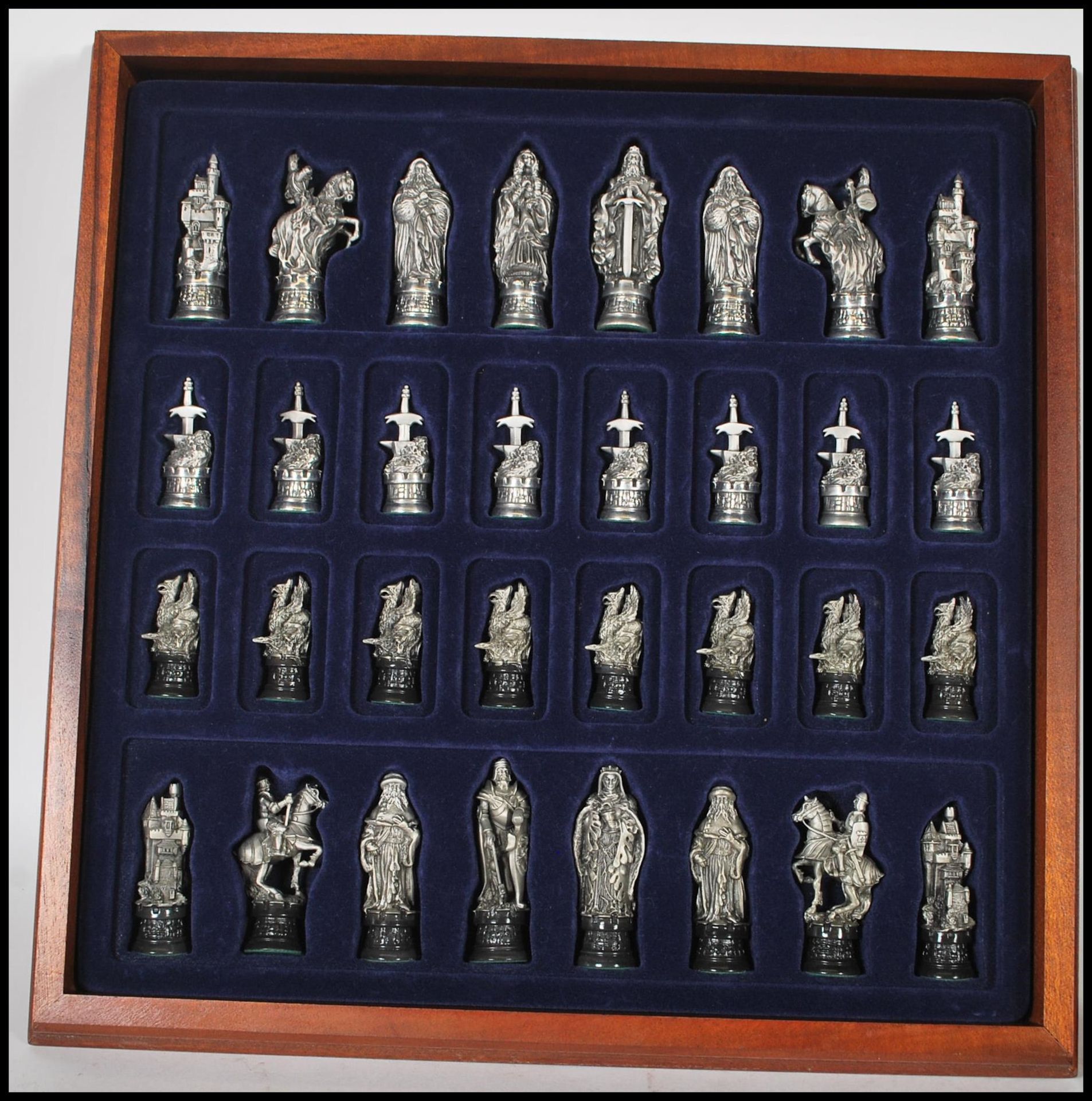 A Danbury Mint collectors pewter ' Camelot ' King Arthur / Excalibur chess set complete within the - Bild 6 aus 8